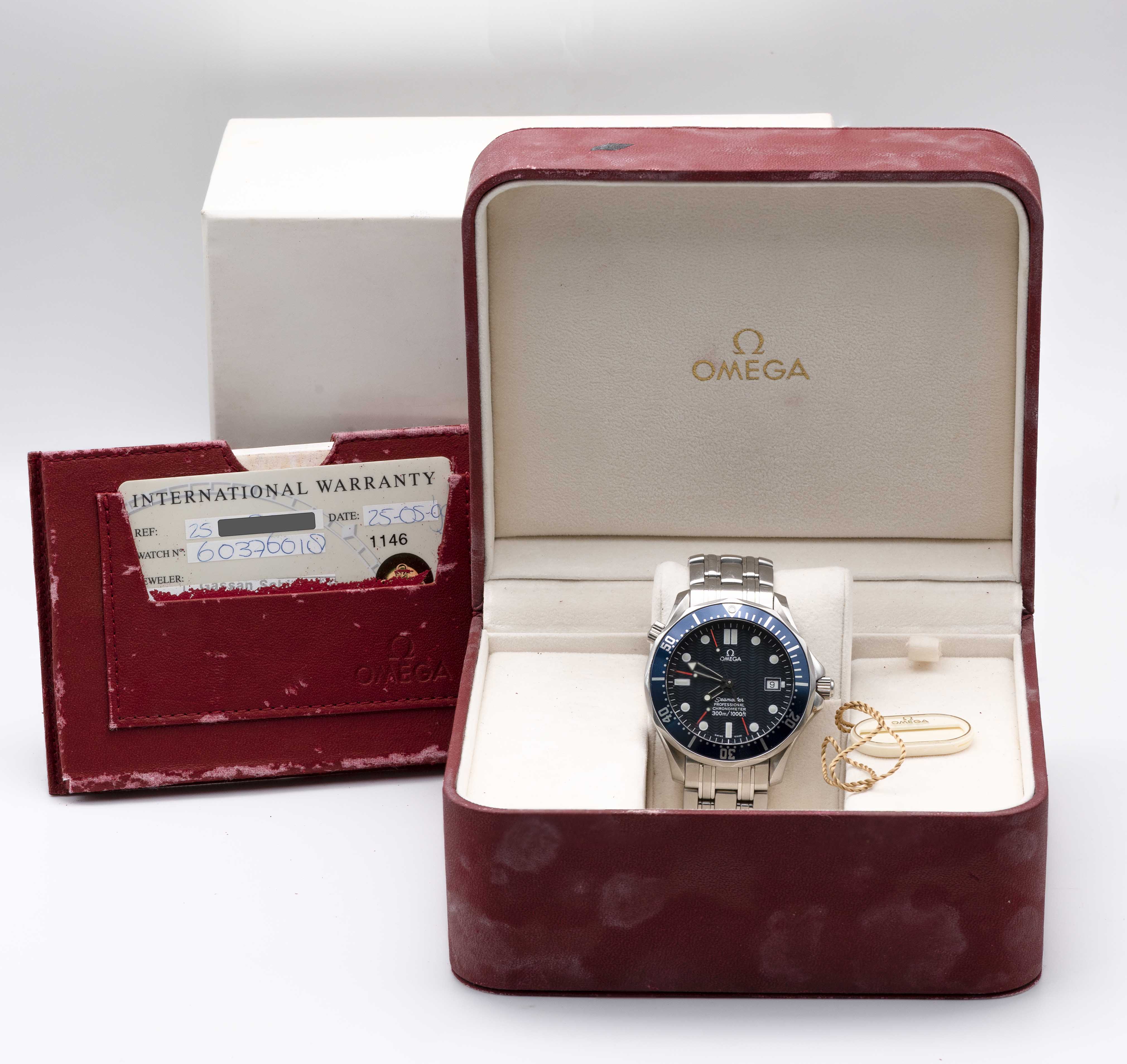 A GENTLEMAN'S STAINLESS STEEL OMEGA SEAMASTER PROFESSIONAL 300M CHRONOMETER BRACELET WATCH DATED - Image 9 of 9