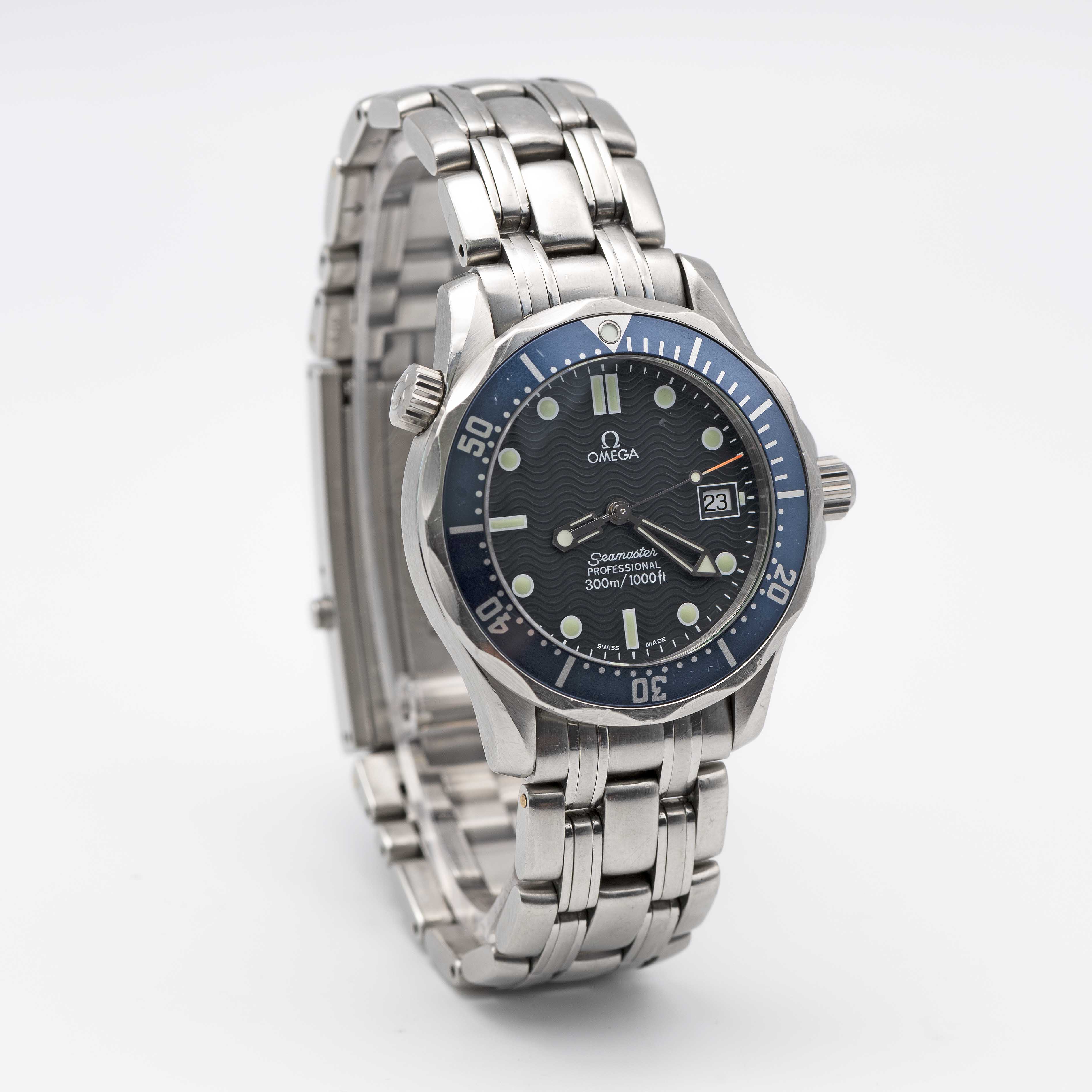 A MIDSIZE OMEGA SEAMASTER PROFESSIONAL 300M QUARTZ BRACELET WATCH CIRCA 1990s, REF 2551.80.00 WITH - Image 4 of 8