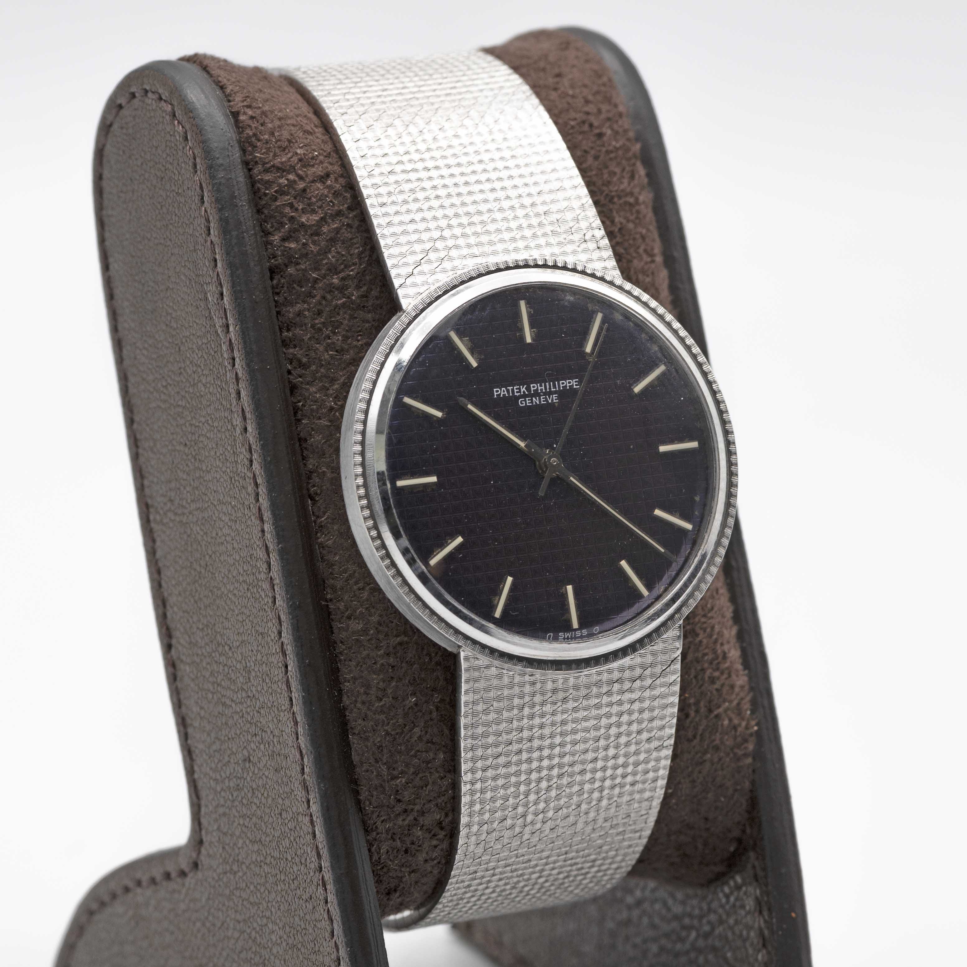 A RARE GENTLEMAN'S 18K SOLID WHITE GOLD PATEK PHILIPPE CALATRAVA BRACELET WATCH DATED 1980, REF. - Image 4 of 8