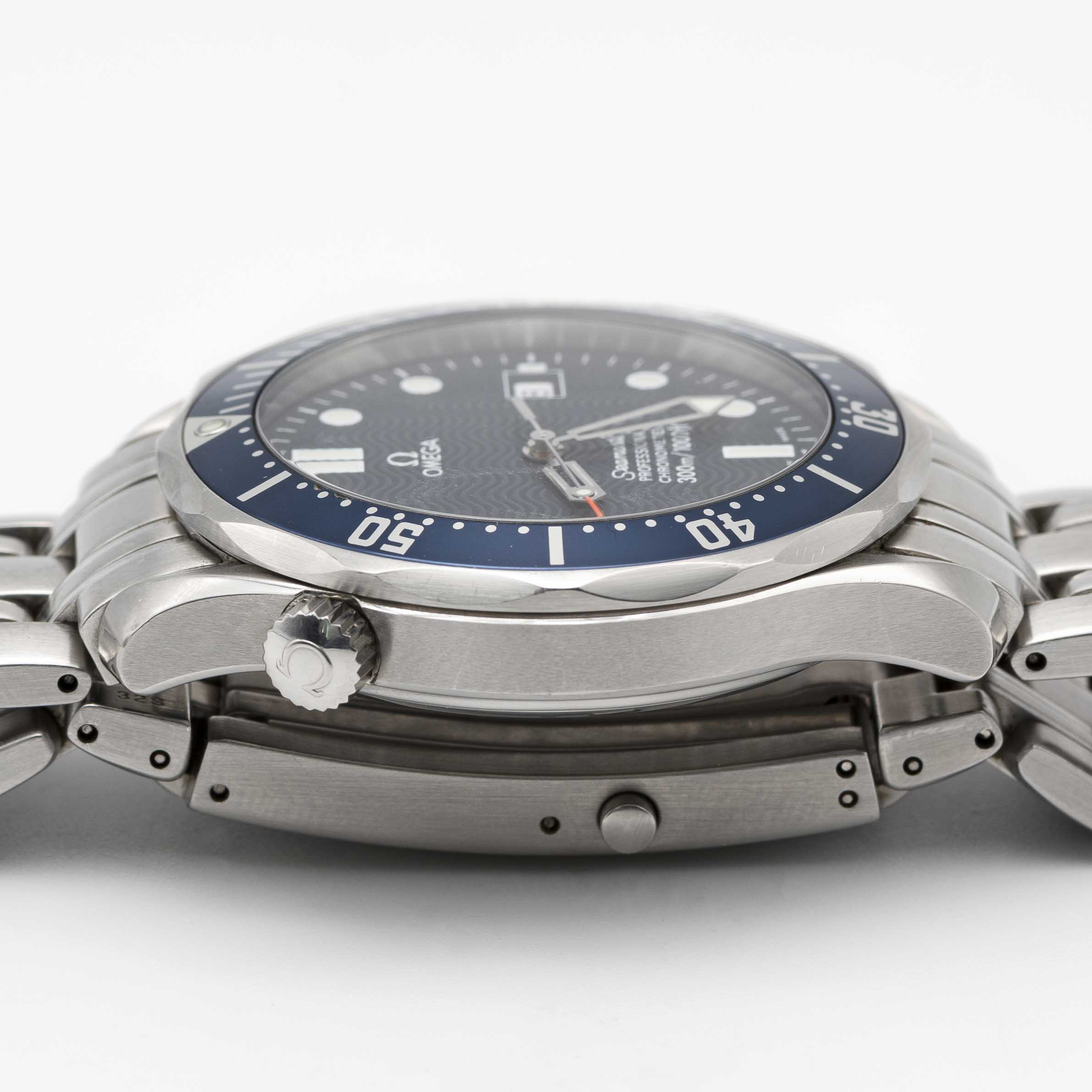 A GENTLEMAN'S STAINLESS STEEL OMEGA SEAMASTER PROFESSIONAL 300M CHRONOMETER BRACELET WATCH DATED - Image 8 of 9