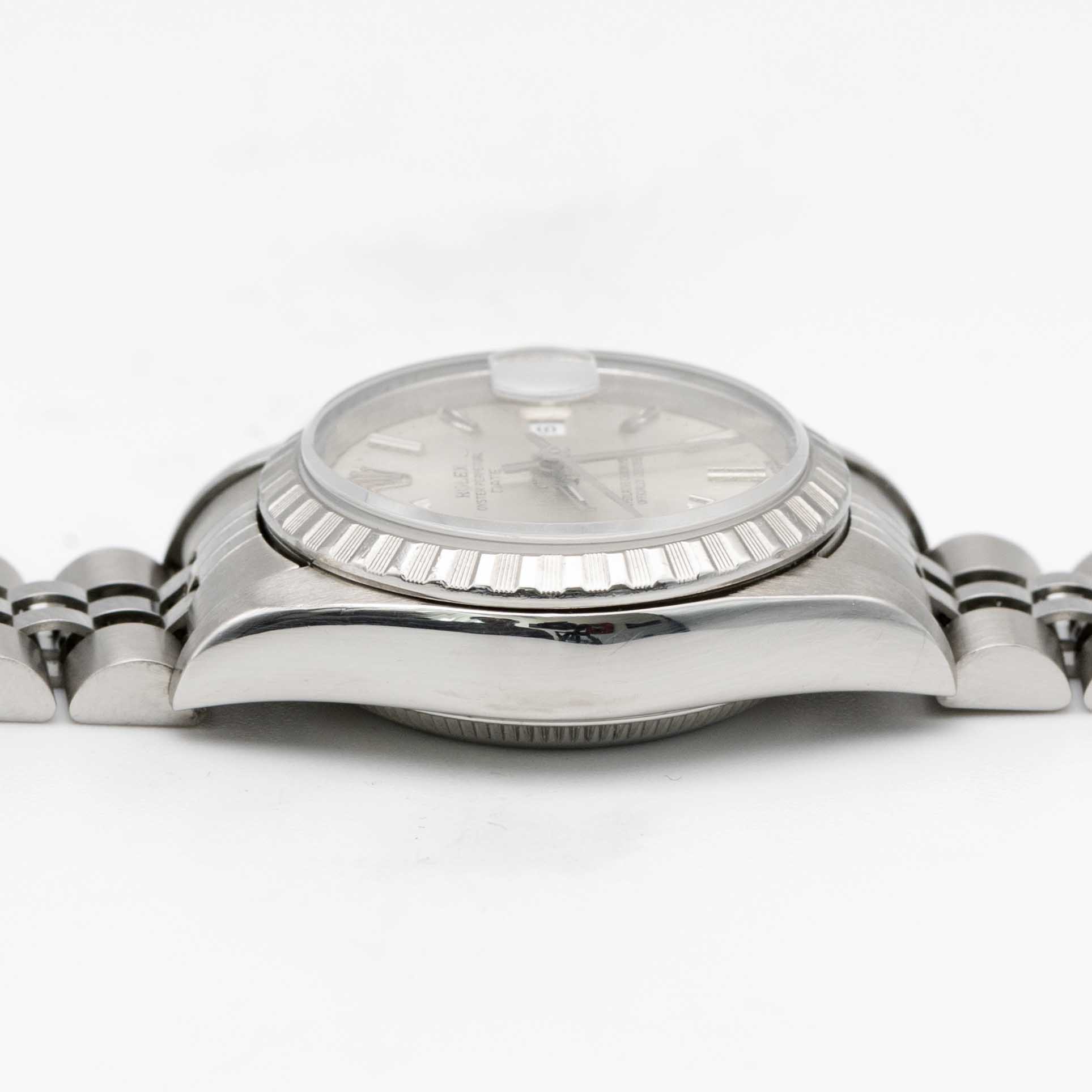 A LADIES STAINLESS STEEL ROLEX OYSTER PERPETUAL DATE BRACELET WATCH CIRCA 2000, REF. 79240 - Image 9 of 9