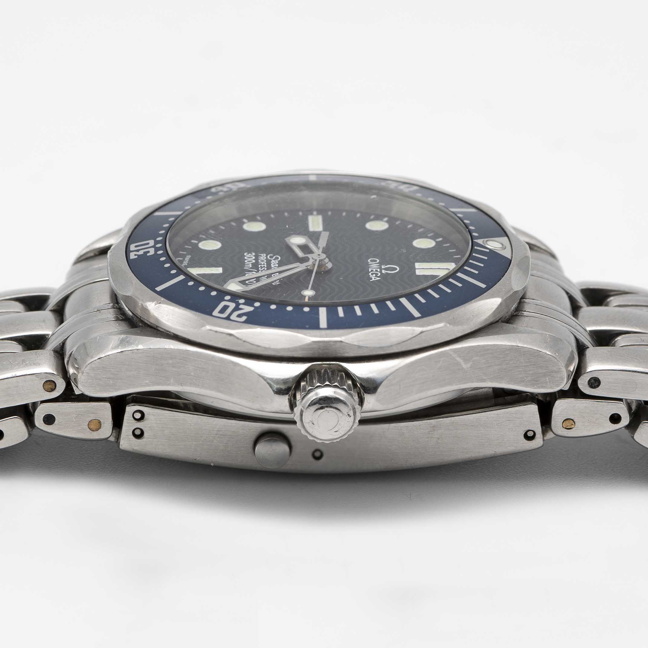 A MIDSIZE OMEGA SEAMASTER PROFESSIONAL 300M QUARTZ BRACELET WATCH CIRCA 1990s, REF 2551.80.00 WITH - Image 7 of 8