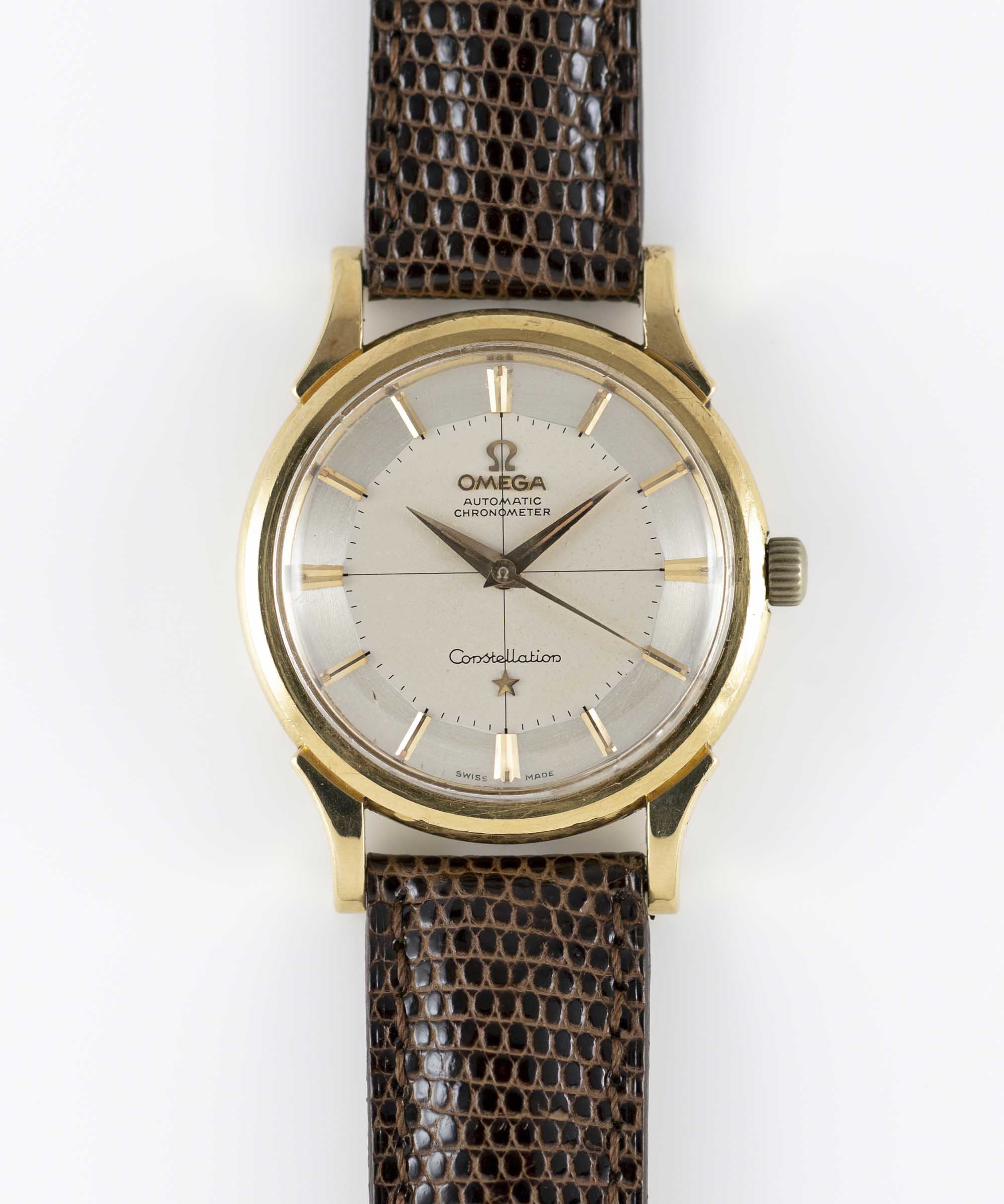 A GENTLEMAN'S 18K SOLID YELLOW GOLD OMEGA CONSTELLATION AUTOMATIC CHRONOMETER WRIST WATCH CIRCA