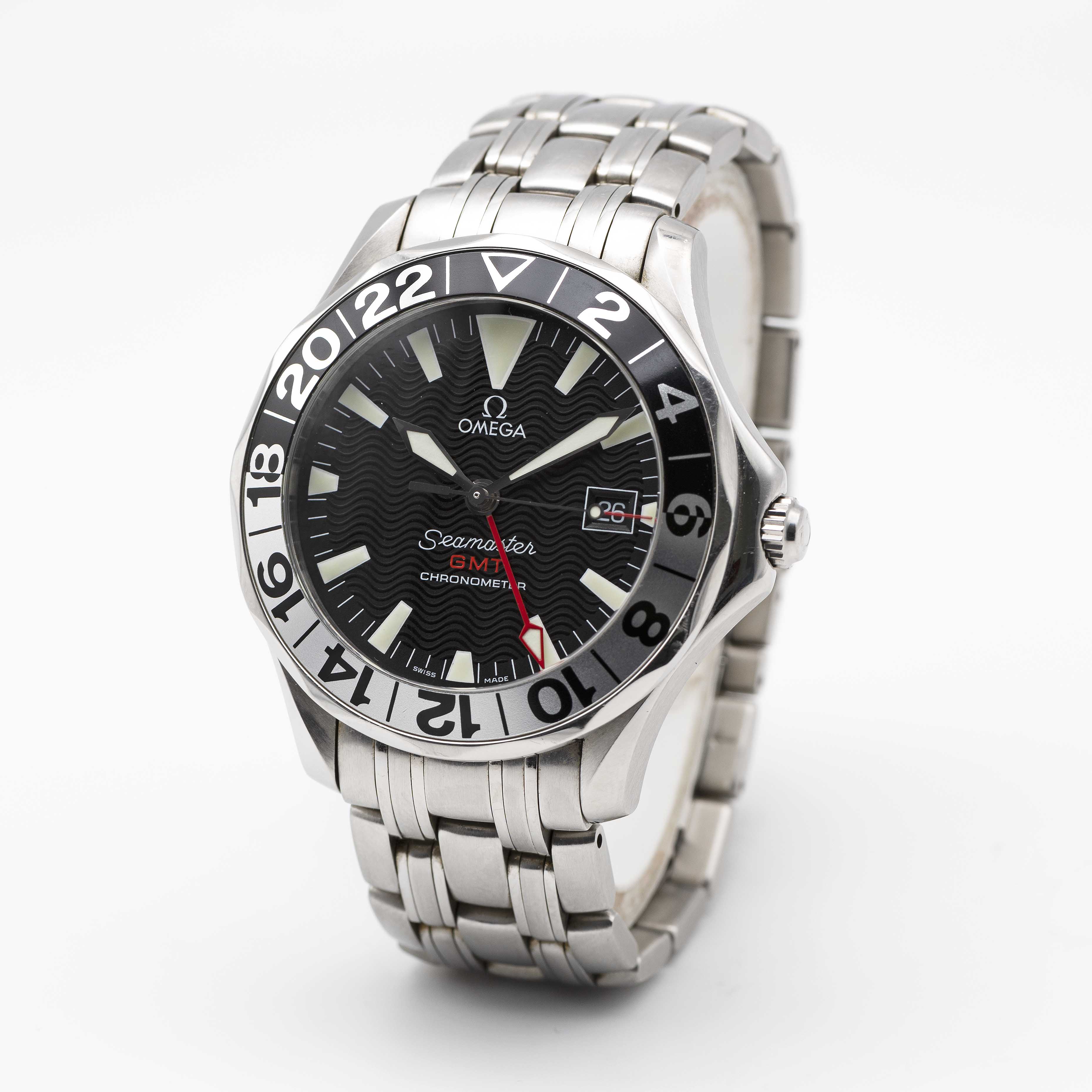 A GENTLEMAN'S STAINLESS STEEL OMEGA SEAMASTER GMT CHRONOMETER BRACELET WATCH DATED 2003, REF. 2234. - Image 3 of 9