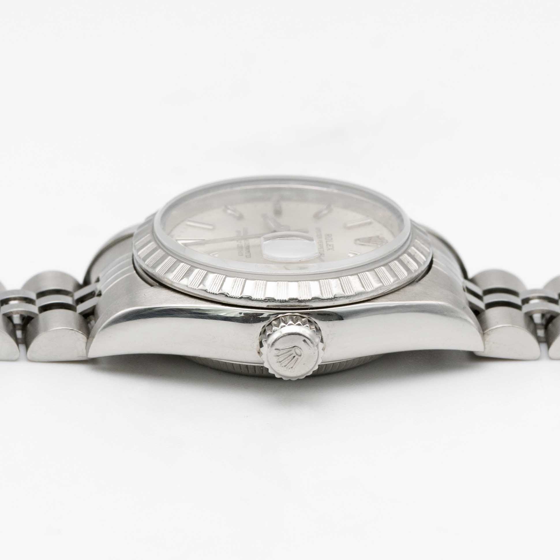 A LADIES STAINLESS STEEL ROLEX OYSTER PERPETUAL DATE BRACELET WATCH CIRCA 2000, REF. 79240 - Image 8 of 9