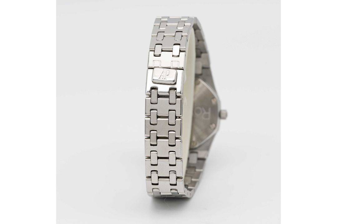 A LADIES STAINLESS STEEL AUDEMARS PIGUET ROYAL OAK BRACELET WATCH CIRCA 2000, REF. 67470ST.PP. - Image 7 of 10