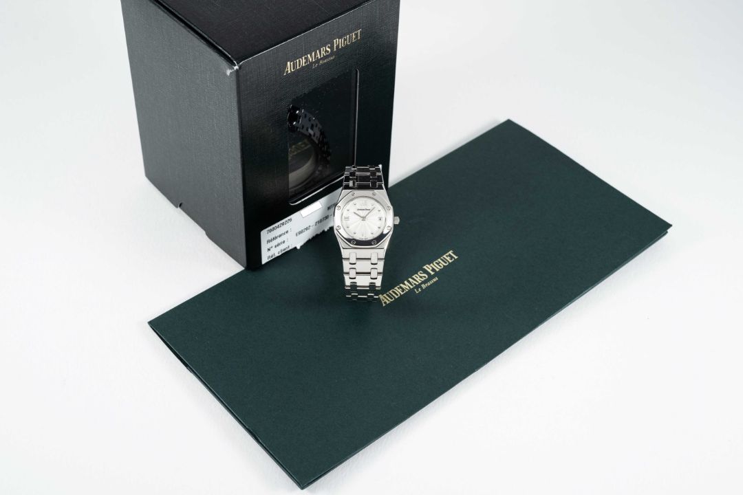A LADIES STAINLESS STEEL AUDEMARS PIGUET ROYAL OAK BRACELET WATCH CIRCA 2000, REF. 67470ST.PP. - Image 2 of 10