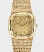 A GENTLEMAN'S 9CT SOLID GOLD ASPREY BRACELET WATCH CIRCA 1970s Movement: 17J, manual wind, cal.