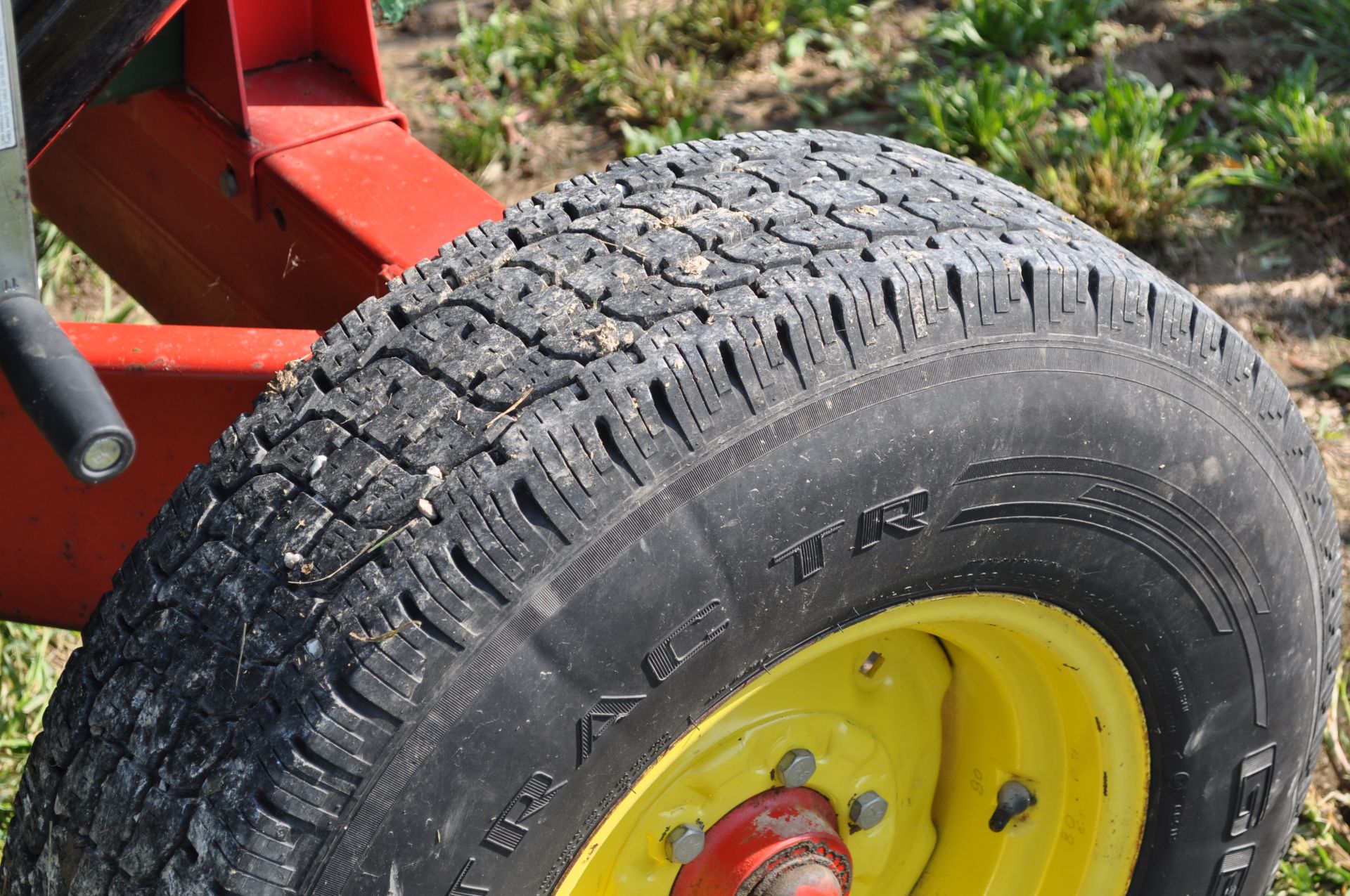 Parker 200 bu gravity seed wagon, 15’ J&M poly cup seed auger, Pequa 1086 gear, 16” tires - Image 6 of 15