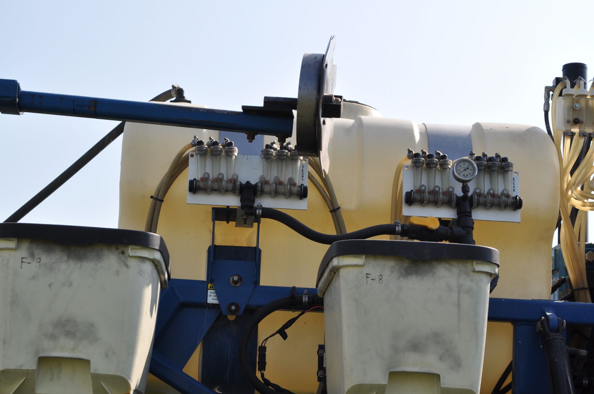 Kinze 3650 12/24 splitter planter, floating row cleaners on corn rows, no till coulters, box units - Image 9 of 20