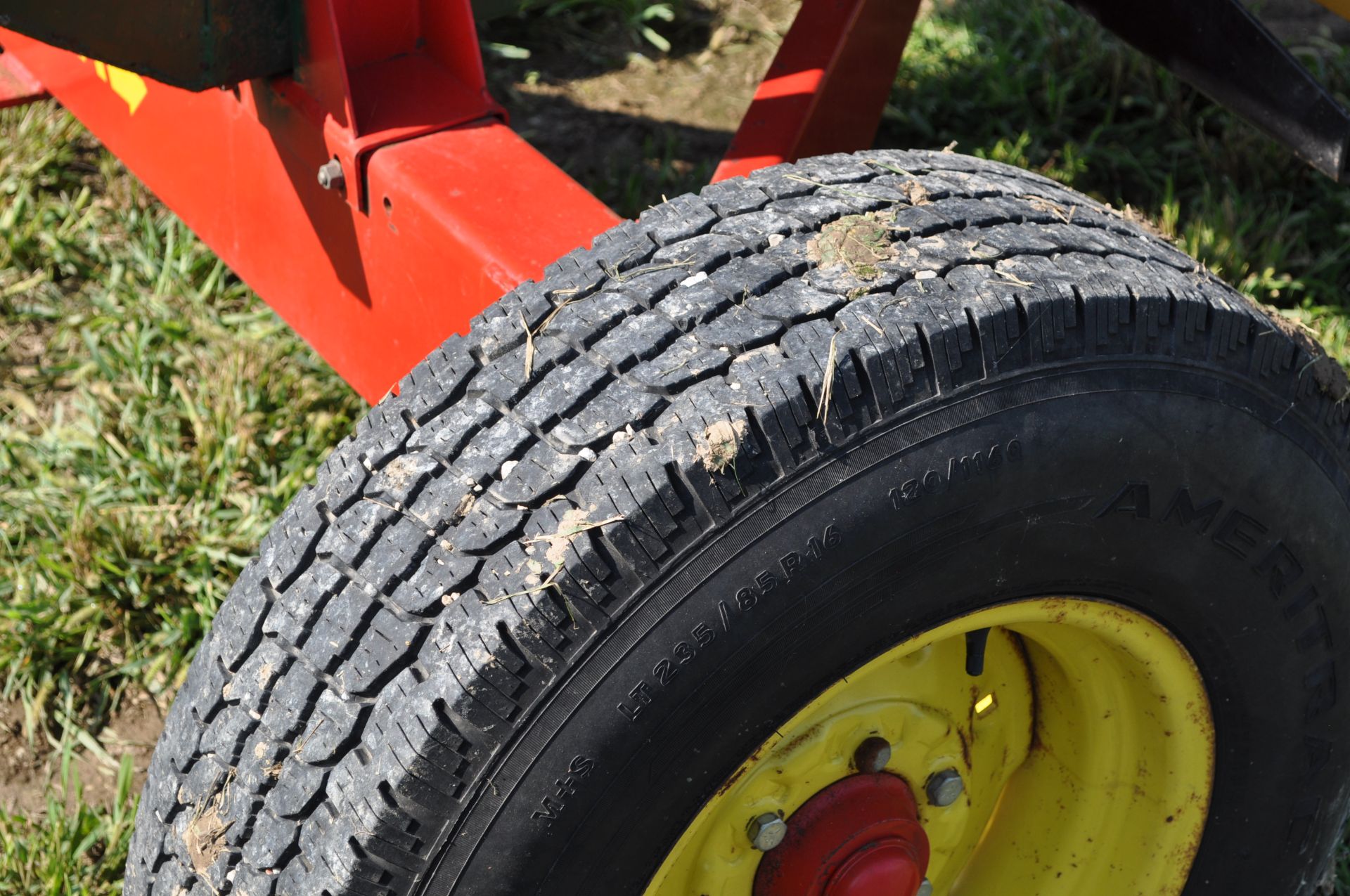 Parker 200 bu gravity seed wagon, 15’ J&M poly cup seed auger, Pequa 1086 gear, 16” tires - Image 7 of 15