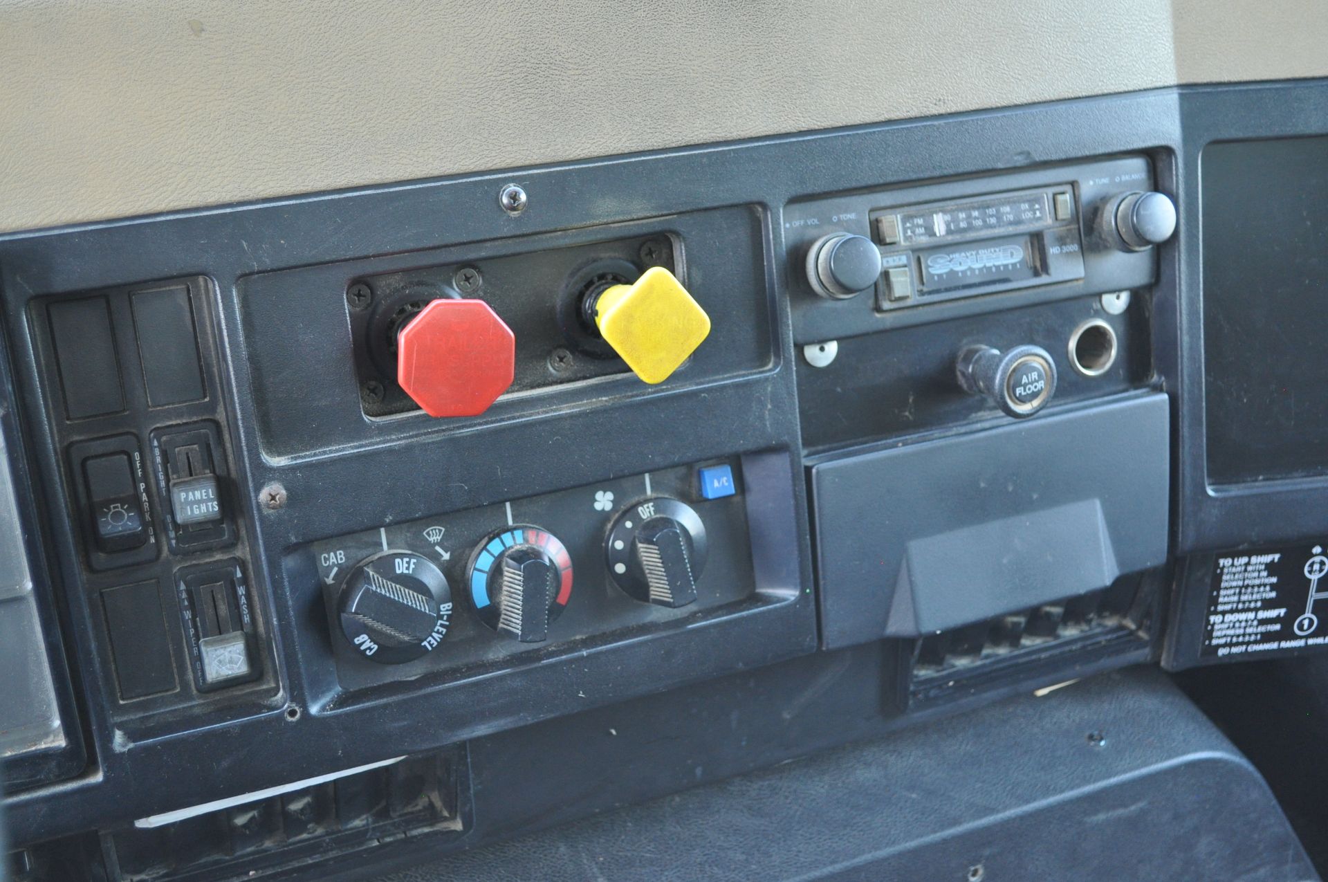 1994 International 8100 grain truck, Cummins L-10, 9 spd, 225” WB, tandem axle w/ steerable - Image 25 of 32