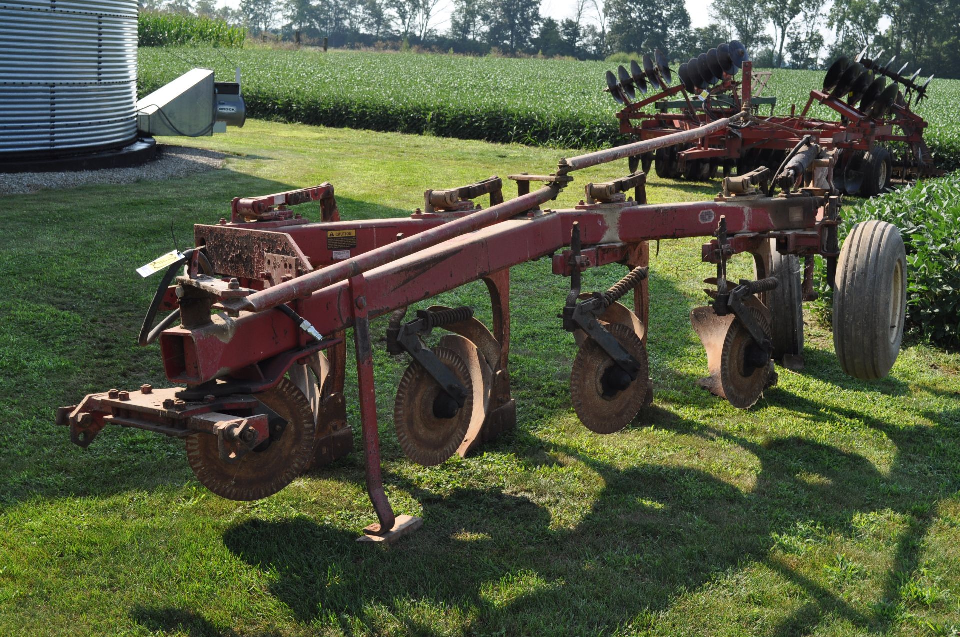 International 720 moldboard plow, 4x16”, toggle trip, semi mount - Image 2 of 10