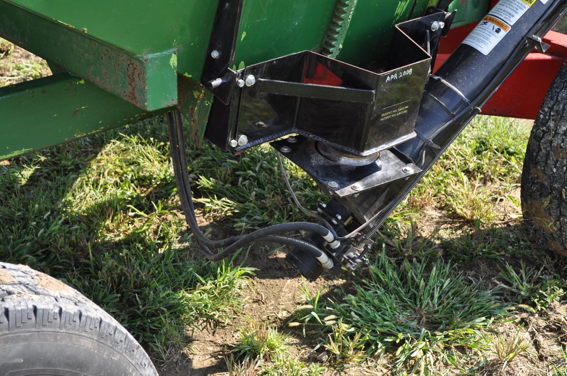 Parker 200 bu gravity seed wagon, 15’ J&M poly cup seed auger, Pequa 1086 gear, 16” tires - Image 12 of 15