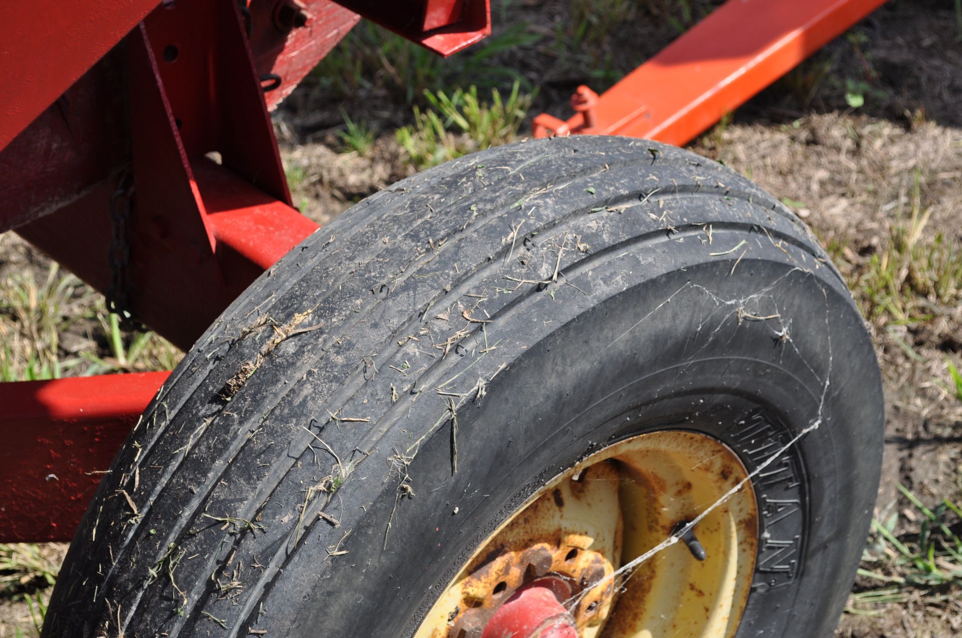 Unverferth 200 bu gravity bed wagon, New Holland gear, 9.5L-15 tires - Image 6 of 9