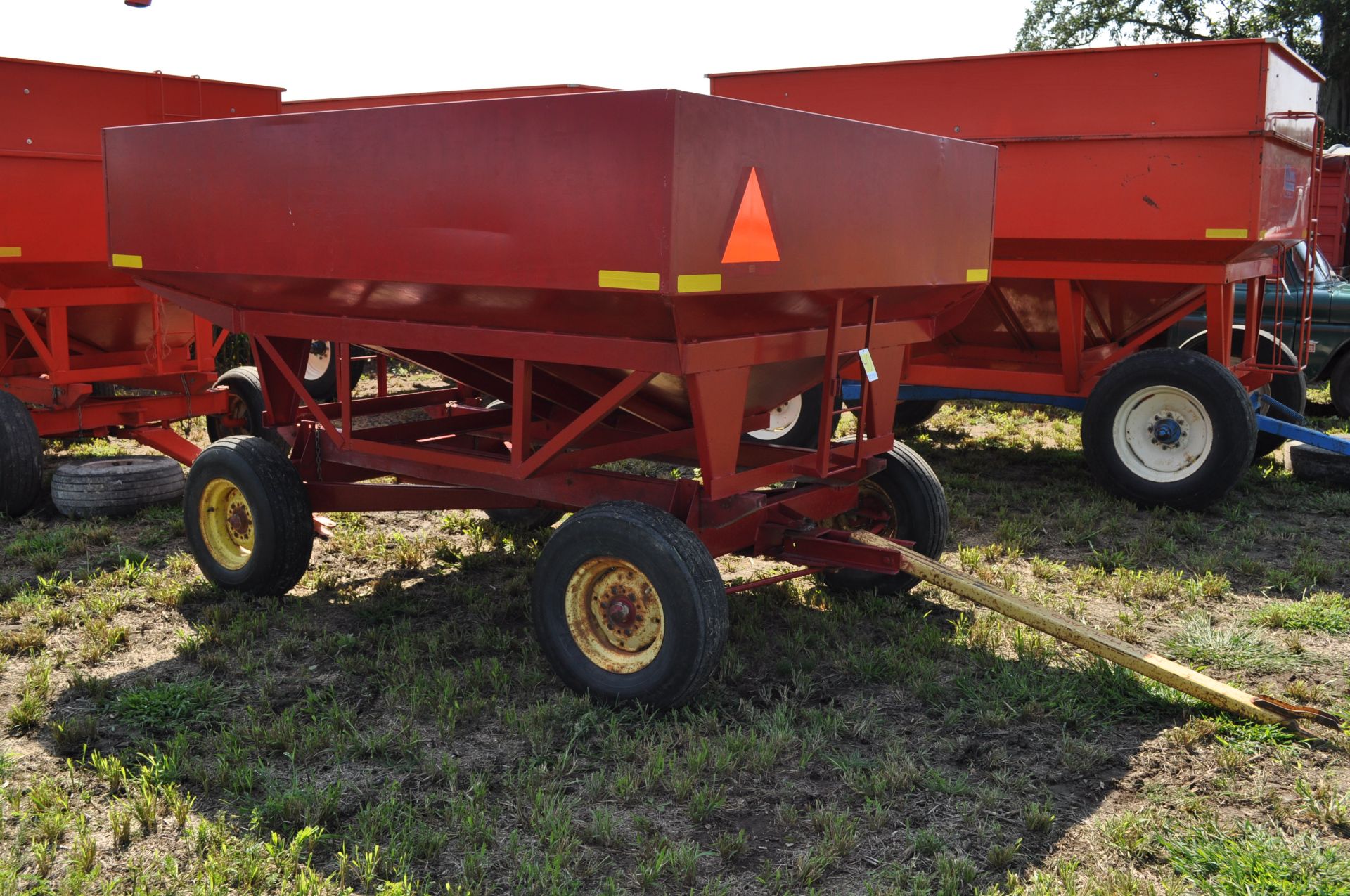 Unverferth 200 bu gravity bed wagon, New Holland gear, 9.5L-15 tires - Image 2 of 9