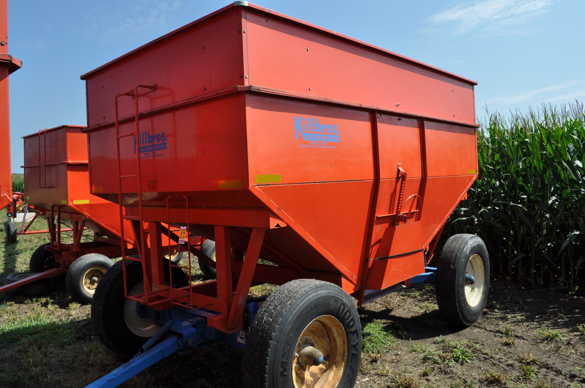 Killbros 385 gravity bed wagon, Killbros 1386 gear, 11R22.5 tires