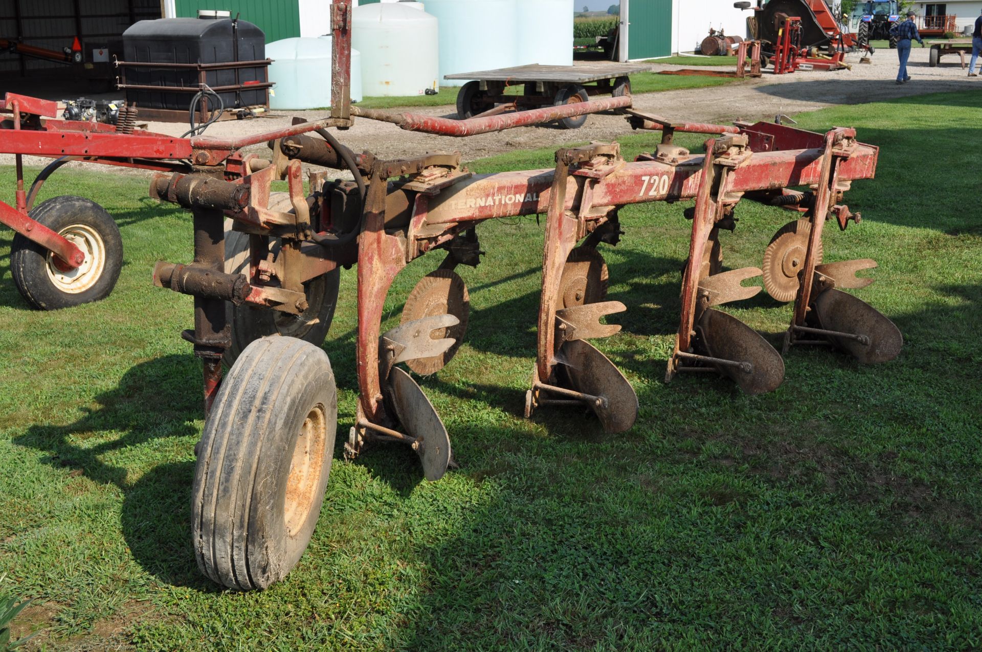International 720 moldboard plow, 4x16”, toggle trip, semi mount - Image 3 of 10