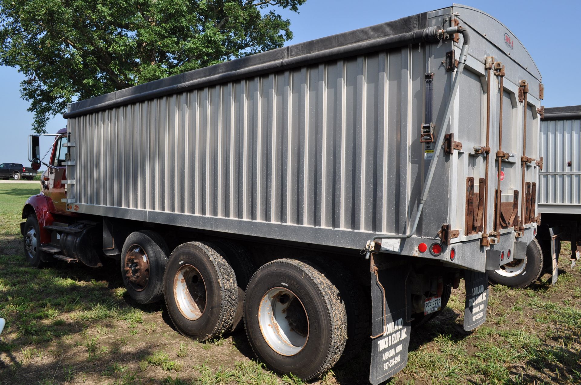 1994 International 8100 grain truck, Cummins L-10, 9 spd, 225” WB, tandem axle w/ steerable - Image 4 of 32