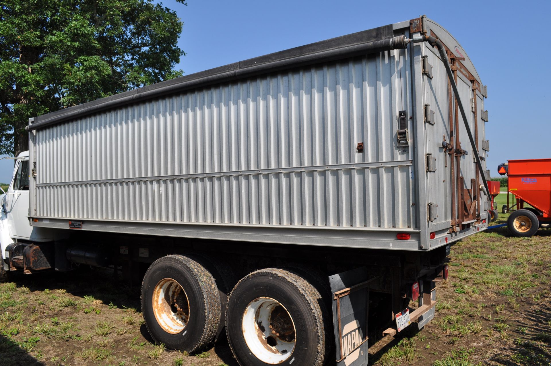 1985 International S1900 grain truck, DT466, 7 spd, 226” WB, tandem axle, roll tarp, spring ride - Image 4 of 21