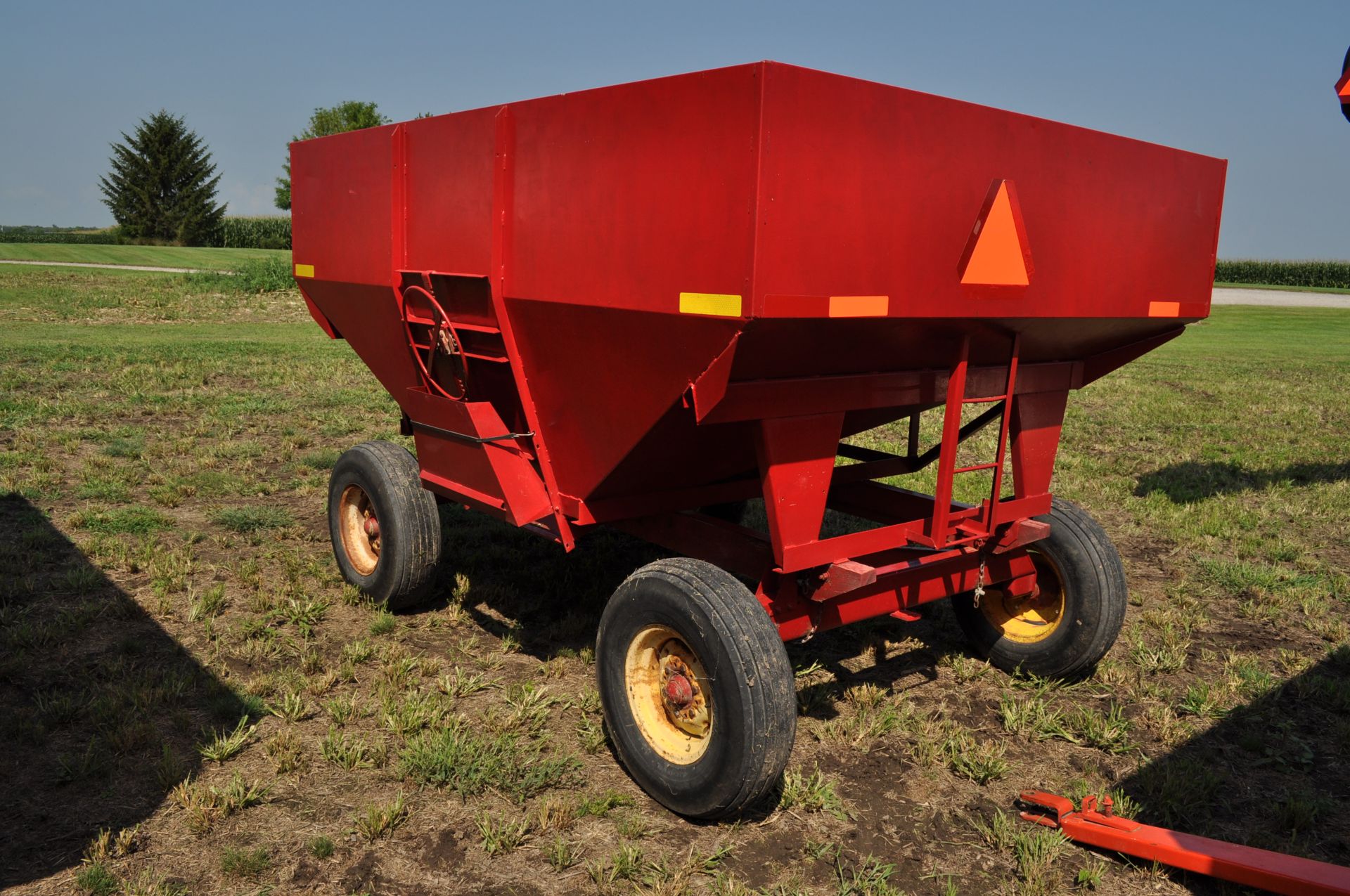 Unverferth 200 bu gravity bed wagon, New Holland gear, 9.5L-15 tires - Image 4 of 9
