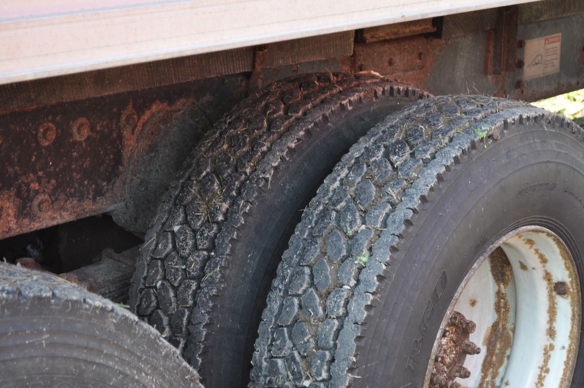 1985 International S1900 grain truck, DT466, 7 spd, 226” WB, tandem axle, roll tarp, spring ride - Image 12 of 21