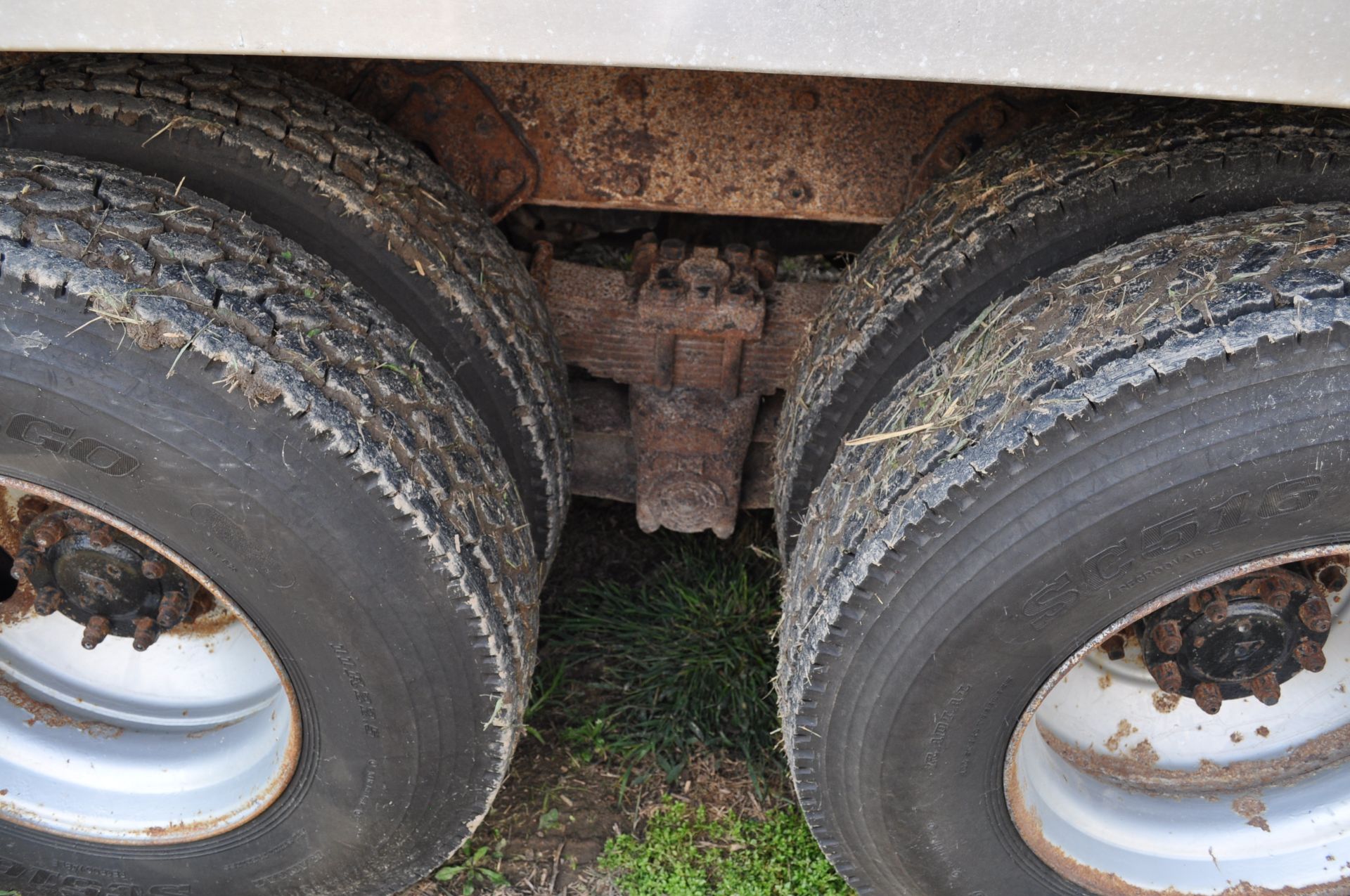 1994 International 8100 grain truck, Cummins L-10, 9 spd, 225” WB, tandem axle w/ steerable - Image 13 of 32