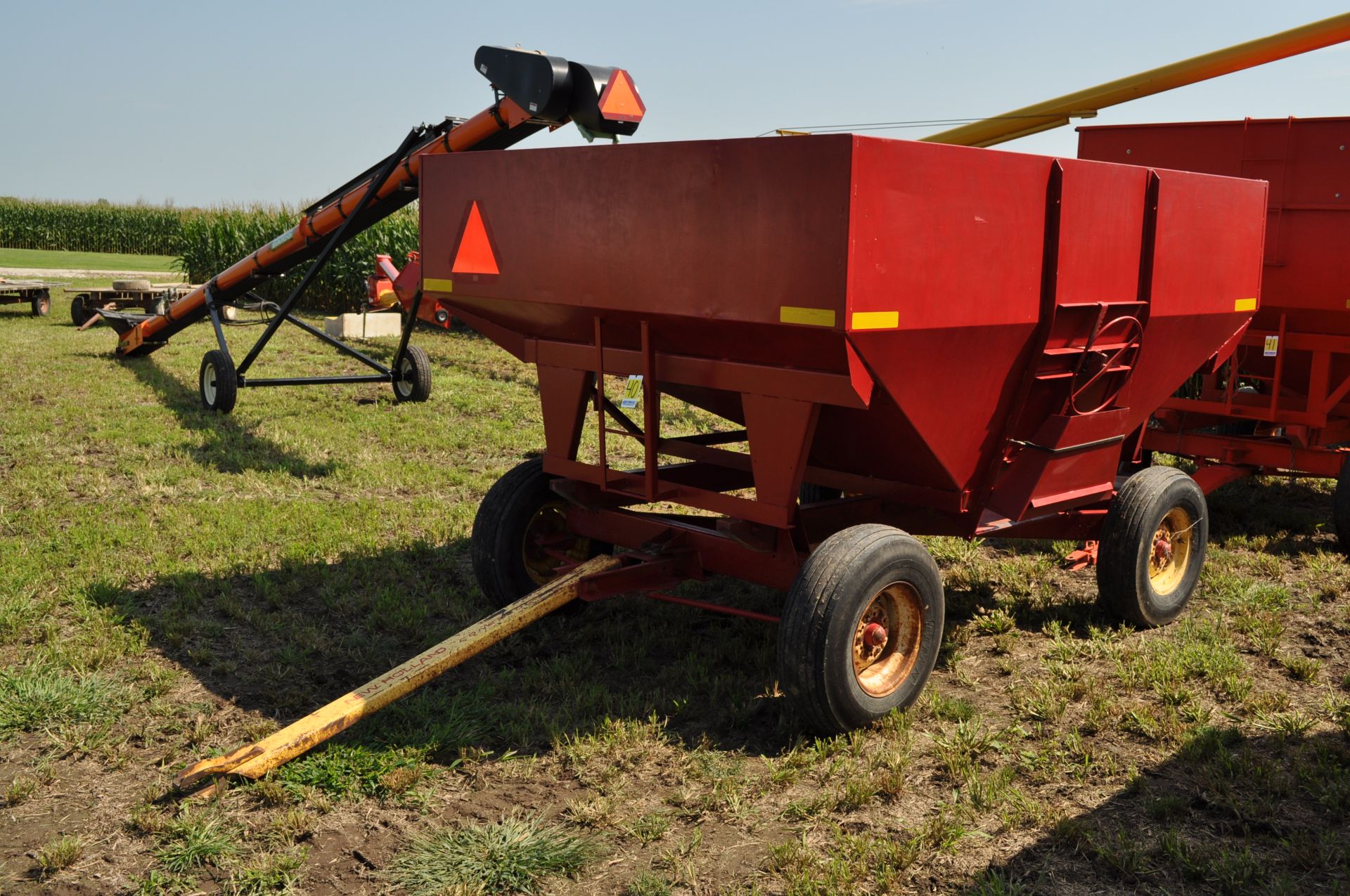 Unverferth 200 bu gravity bed wagon, New Holland gear, 9.5L-15 tires