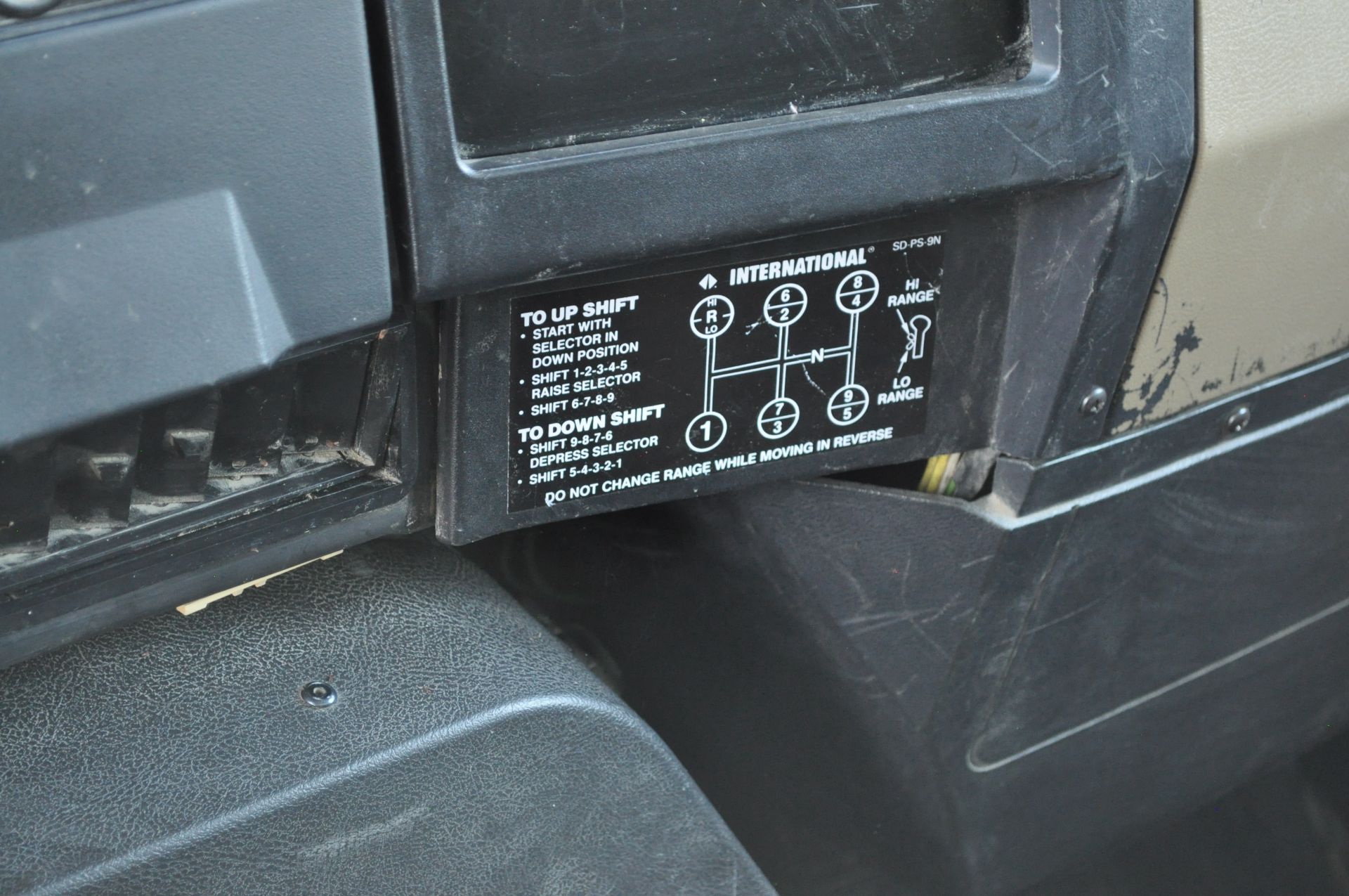 1994 International 8100 grain truck, Cummins L-10, 9 spd, 225” WB, tandem axle w/ steerable - Image 26 of 32