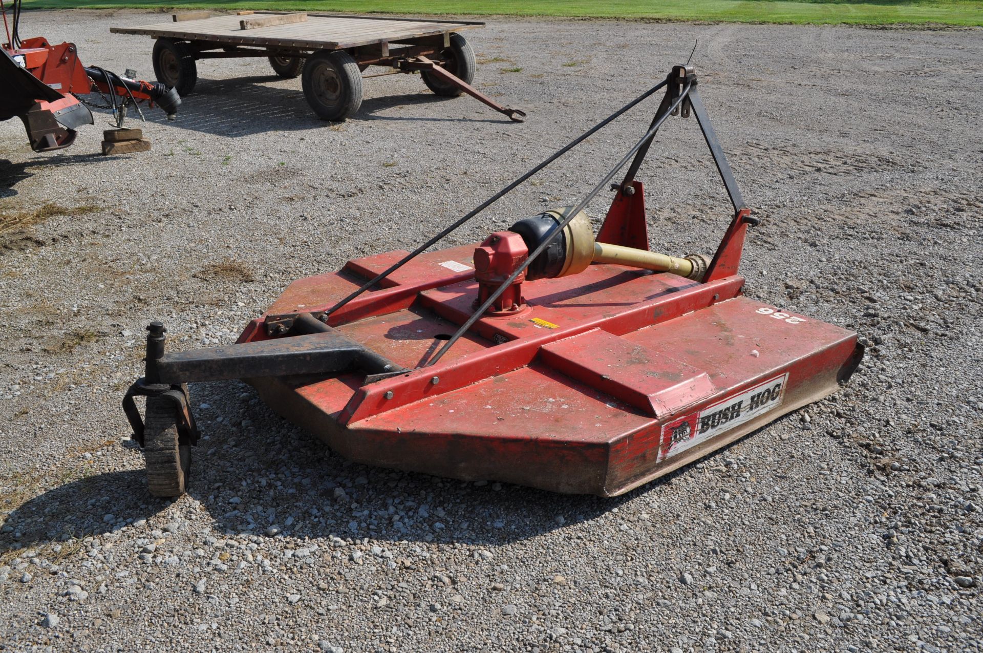 Bush hog 256 rotary mower, 3 pt, tail wheel, 540 PTO, stump jumper - Image 3 of 7