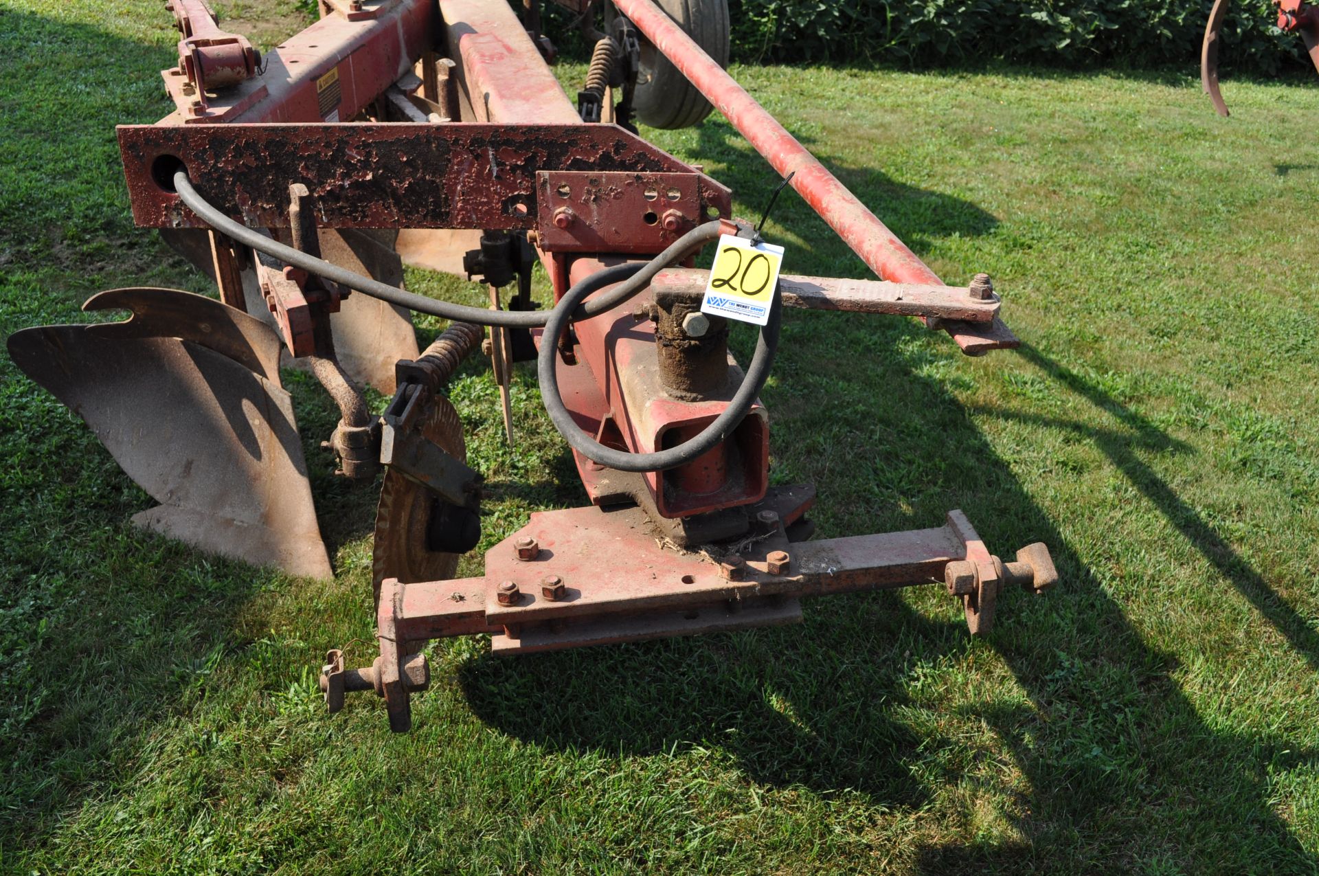 International 720 moldboard plow, 4x16”, toggle trip, semi mount - Image 8 of 10
