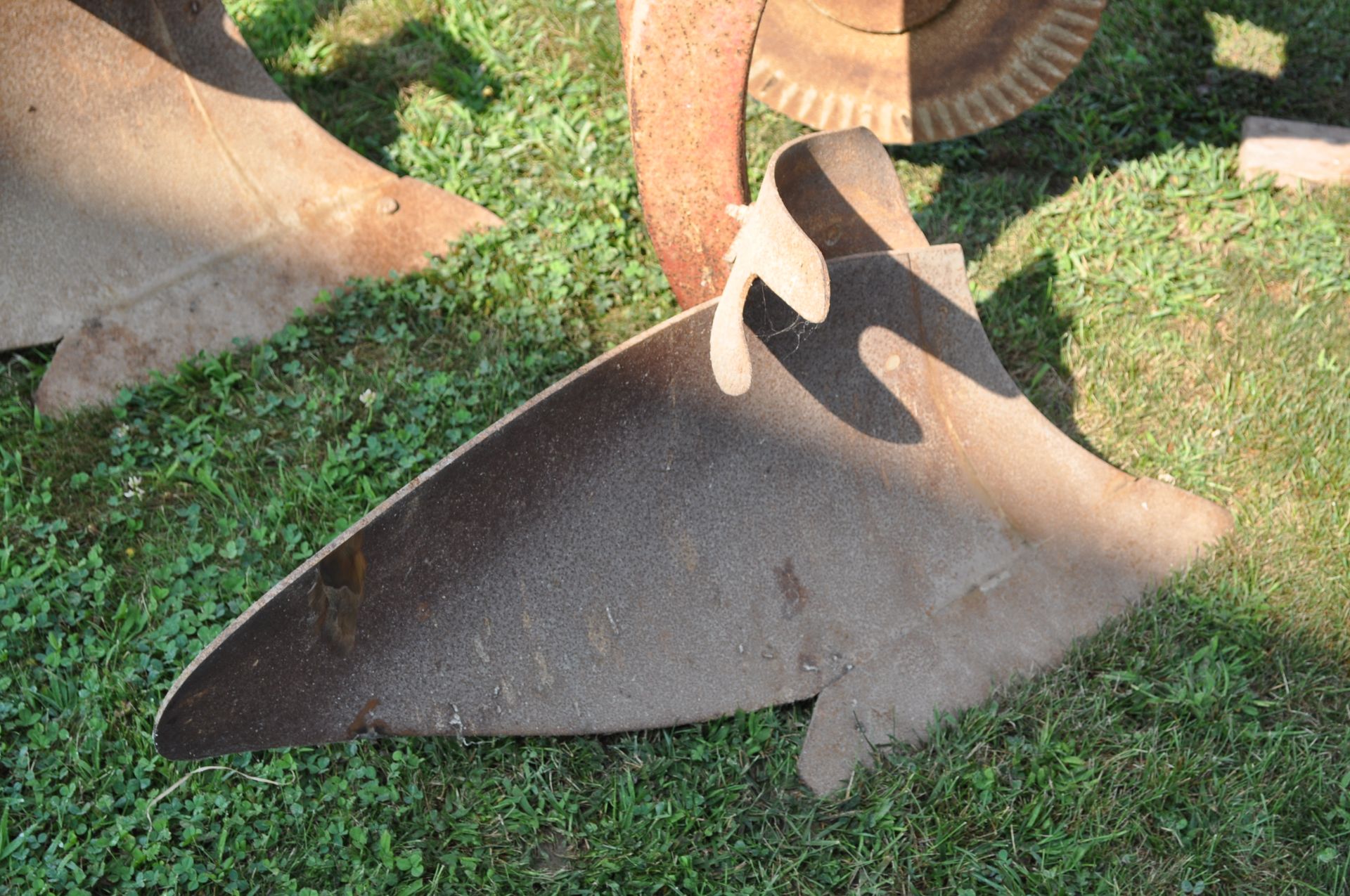 International 720 moldboard plow, 4x16”, toggle trip, semi mount - Image 7 of 10