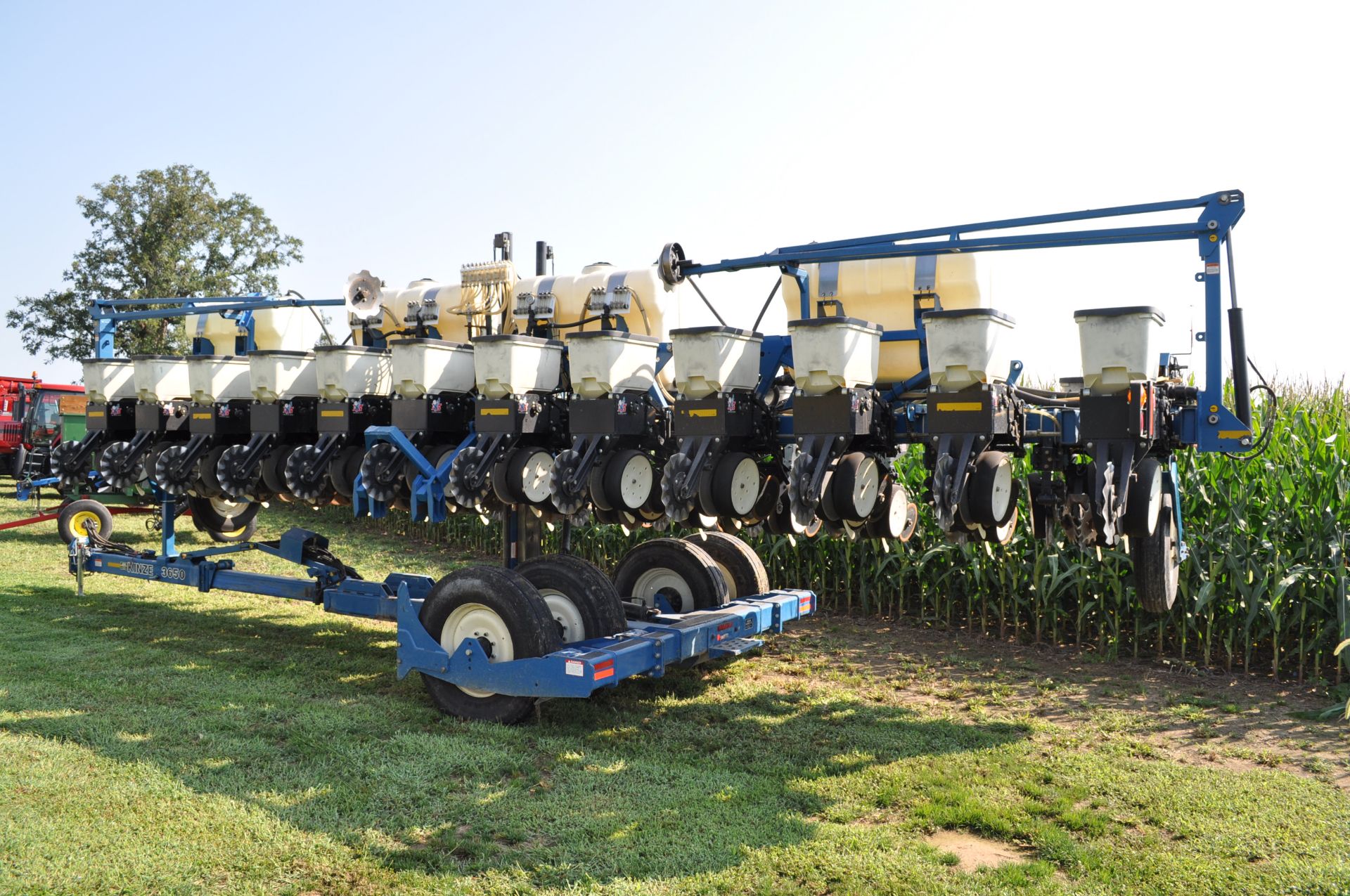 Kinze 3650 12/24 splitter planter, floating row cleaners on corn rows, no till coulters, box units - Image 3 of 20