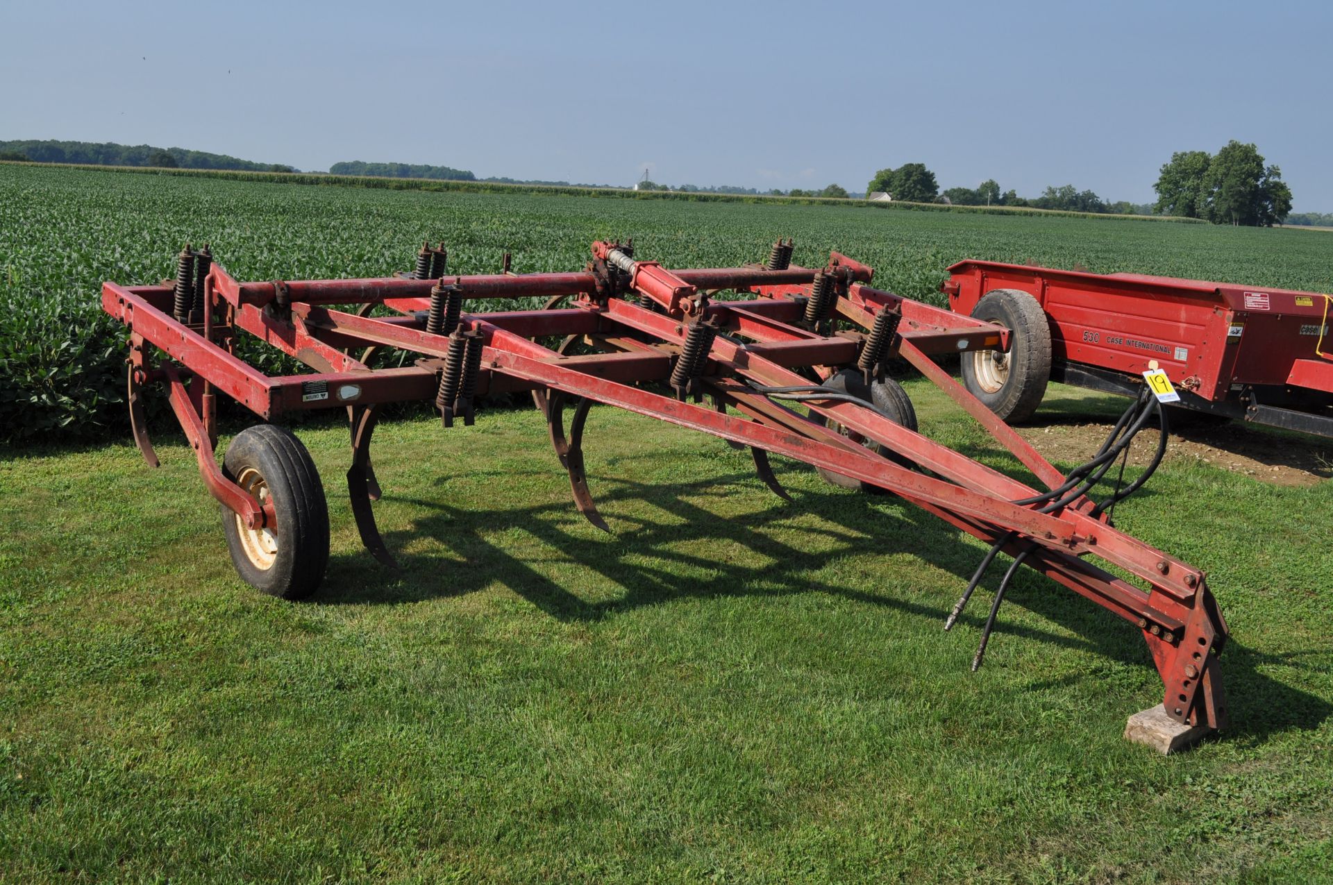 13’ International 5500 chisel plow, 10 shank, pull type, hyd lift, SN 0190887C005939 - Image 2 of 7