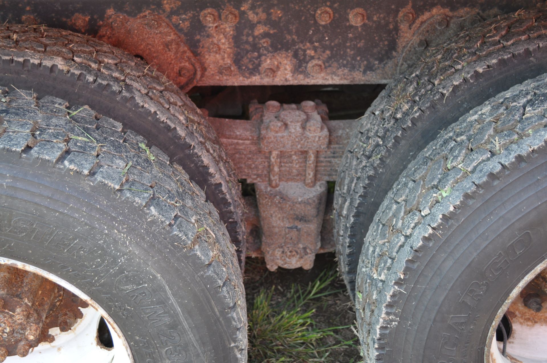 1985 International S1900 grain truck, DT466, 7 spd, 226” WB, tandem axle, roll tarp, spring ride - Image 20 of 21