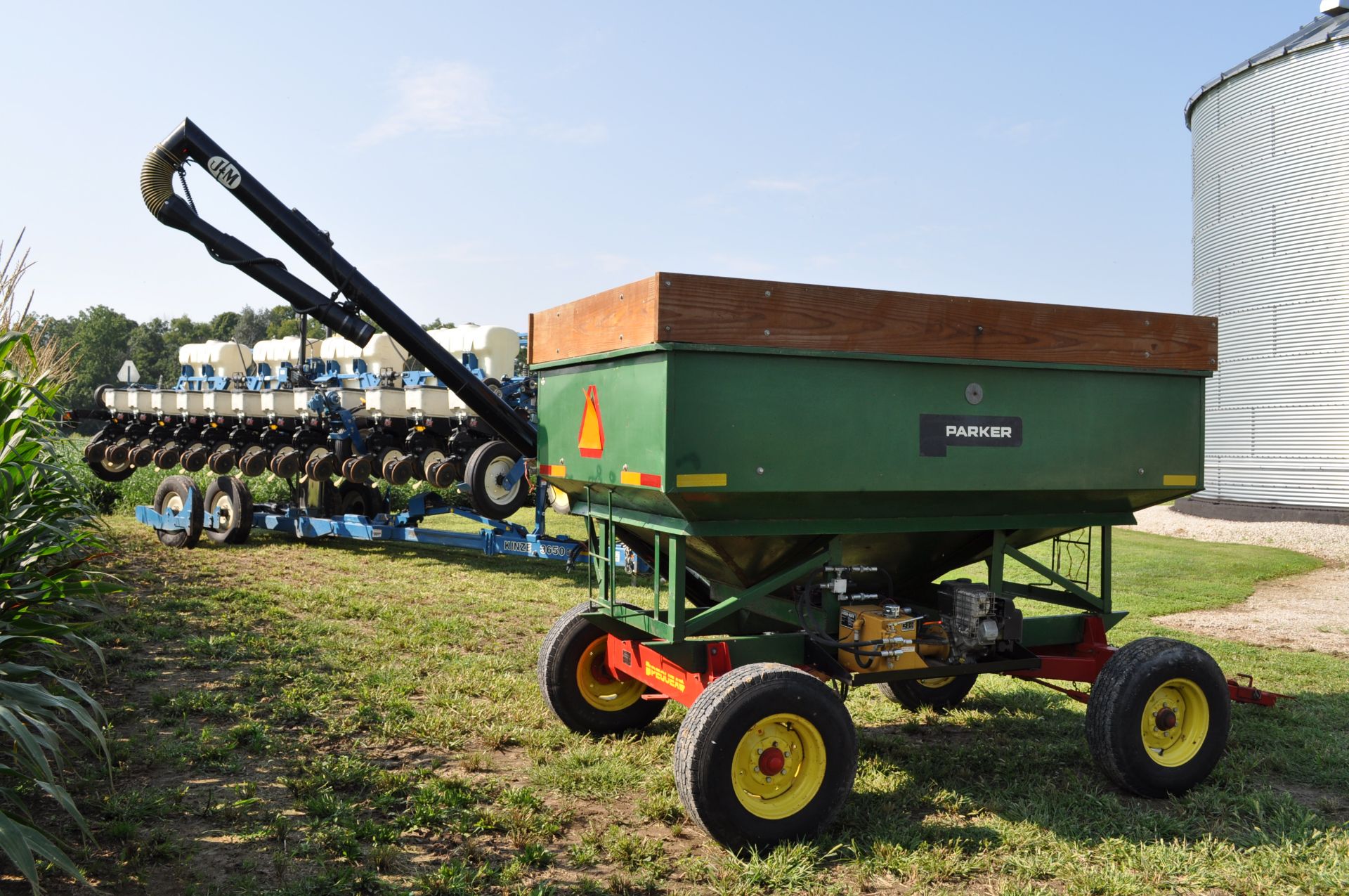 Parker 200 bu gravity seed wagon, 15’ J&M poly cup seed auger, Pequa 1086 gear, 16” tires - Image 3 of 15