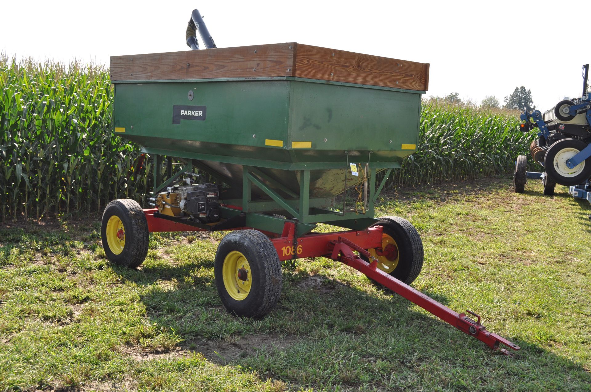 Parker 200 bu gravity seed wagon, 15’ J&M poly cup seed auger, Pequa 1086 gear, 16” tires - Image 2 of 15