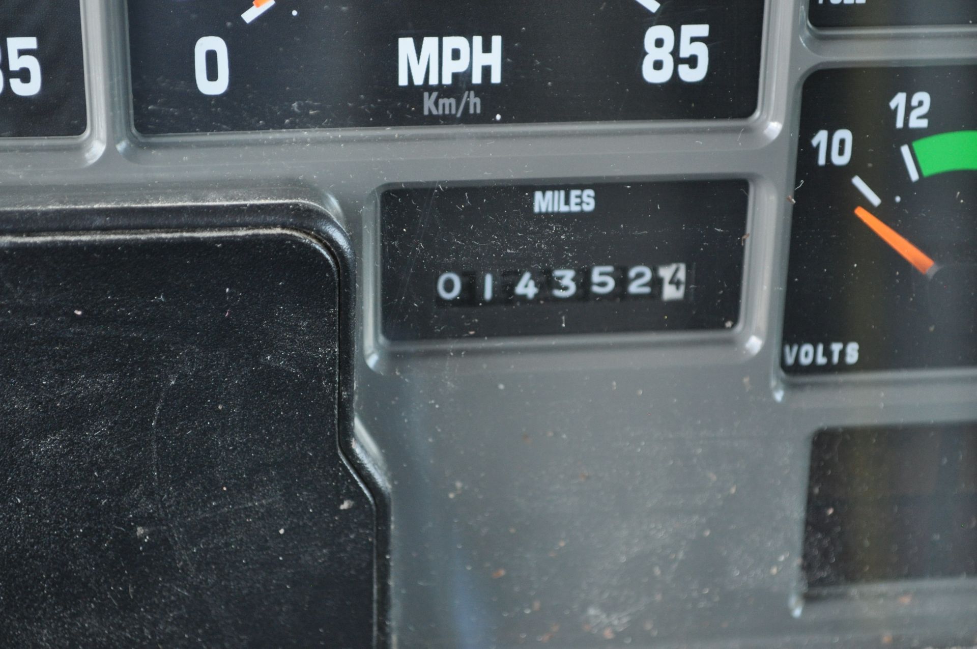 1994 International 8100 grain truck, Cummins L-10, 9 spd, 225” WB, tandem axle w/ steerable - Image 28 of 32
