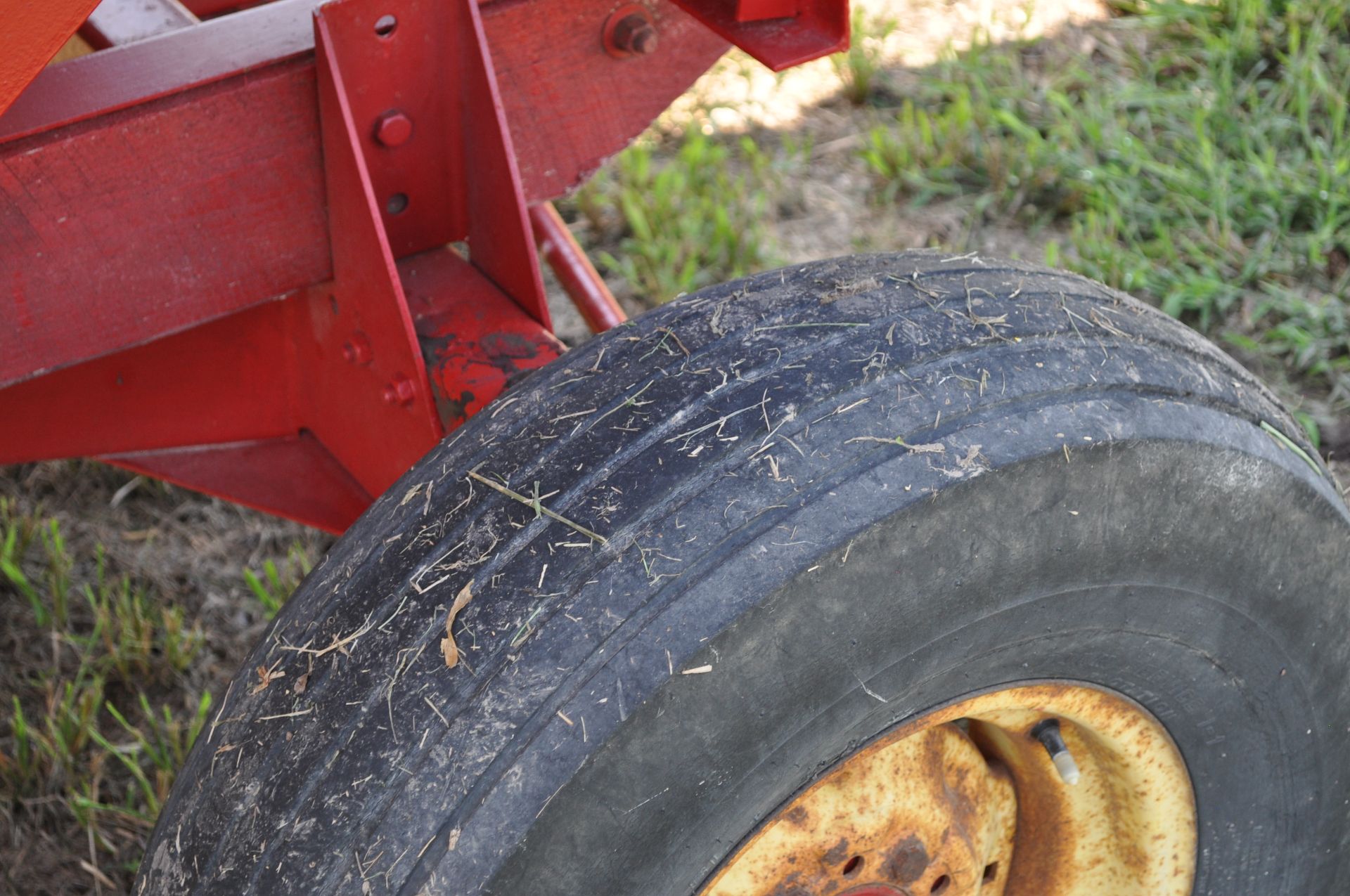 Unverferth 200 bu gravity bed wagon, New Holland gear, 9.5L-15 tires - Image 8 of 9