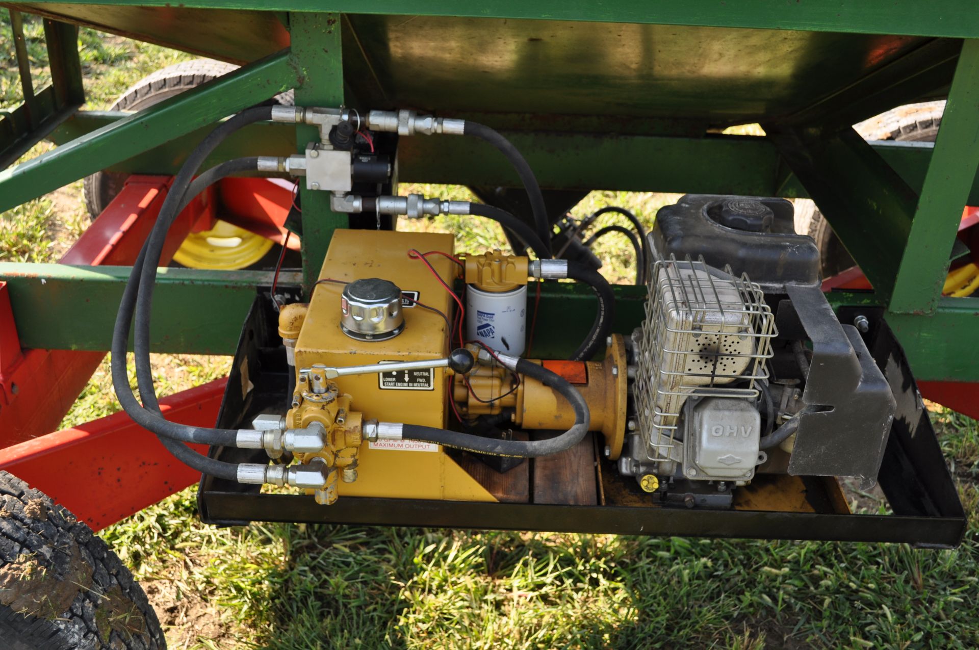 Parker 200 bu gravity seed wagon, 15’ J&M poly cup seed auger, Pequa 1086 gear, 16” tires - Image 9 of 15