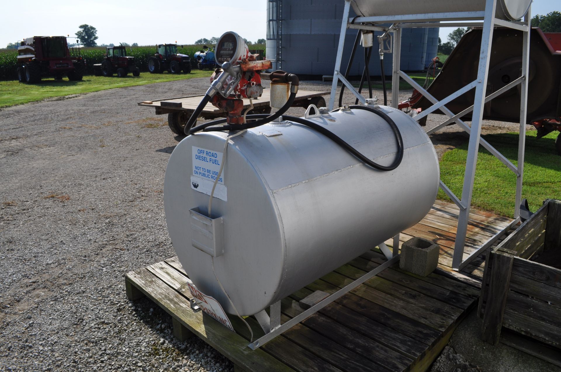 300 gal skid fuel tank w/ 110 volt pump - Image 2 of 3