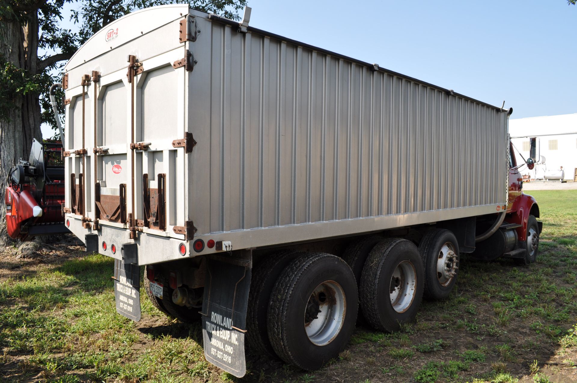 1994 International 8100 grain truck, Cummins L-10, 9 spd, 225” WB, tandem axle w/ steerable - Image 3 of 32