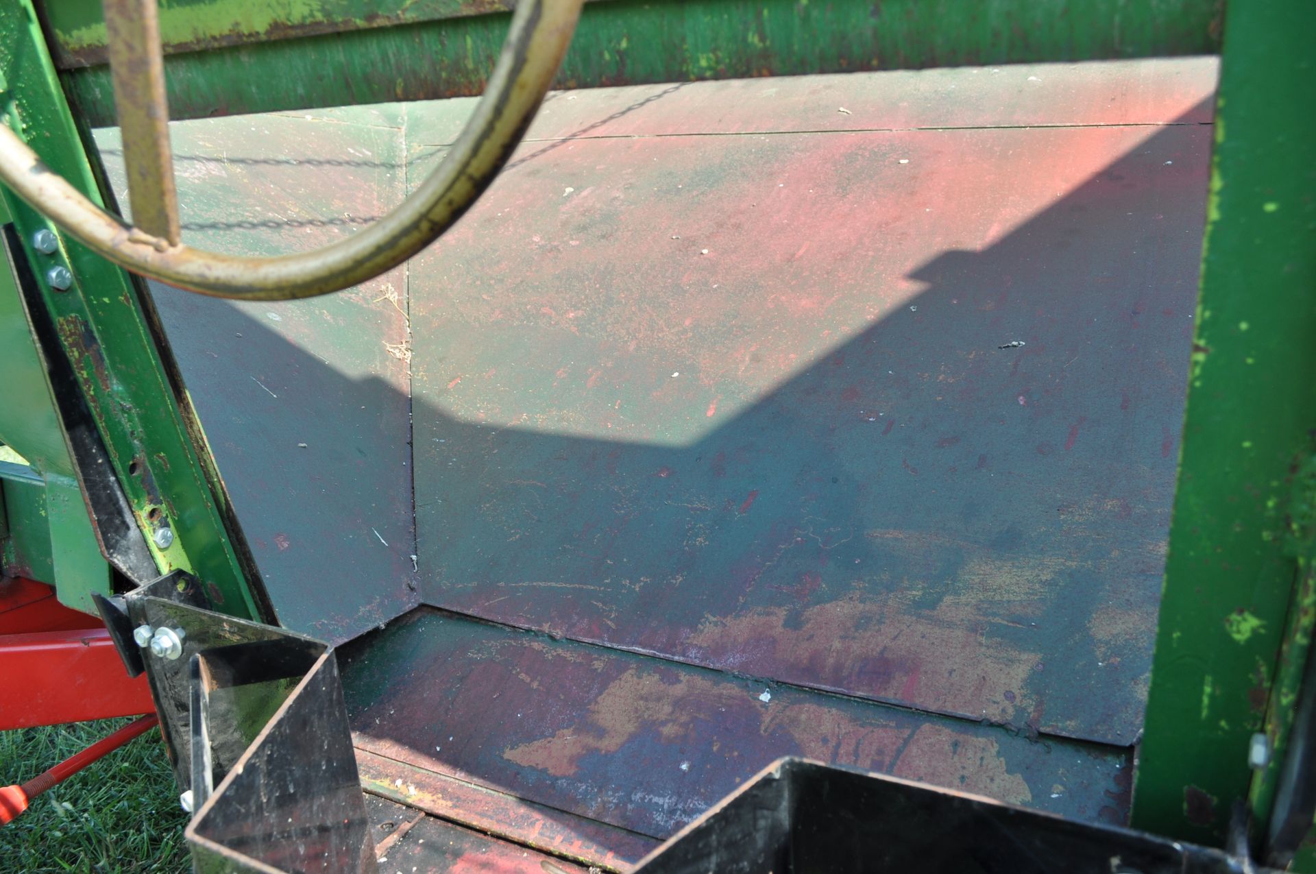 Parker 200 bu gravity seed wagon, 15’ J&M poly cup seed auger, Pequa 1086 gear, 16” tires - Image 13 of 15