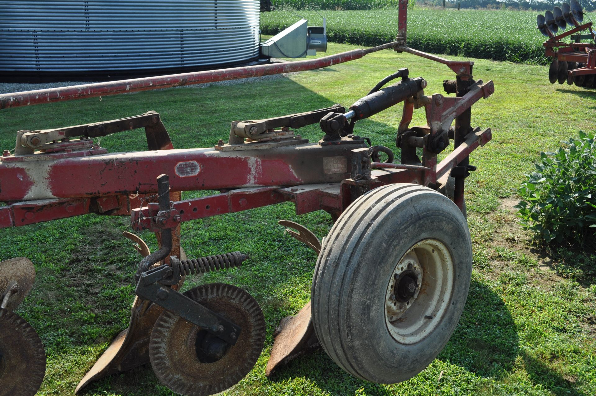 International 720 moldboard plow, 4x16”, toggle trip, semi mount - Image 10 of 10