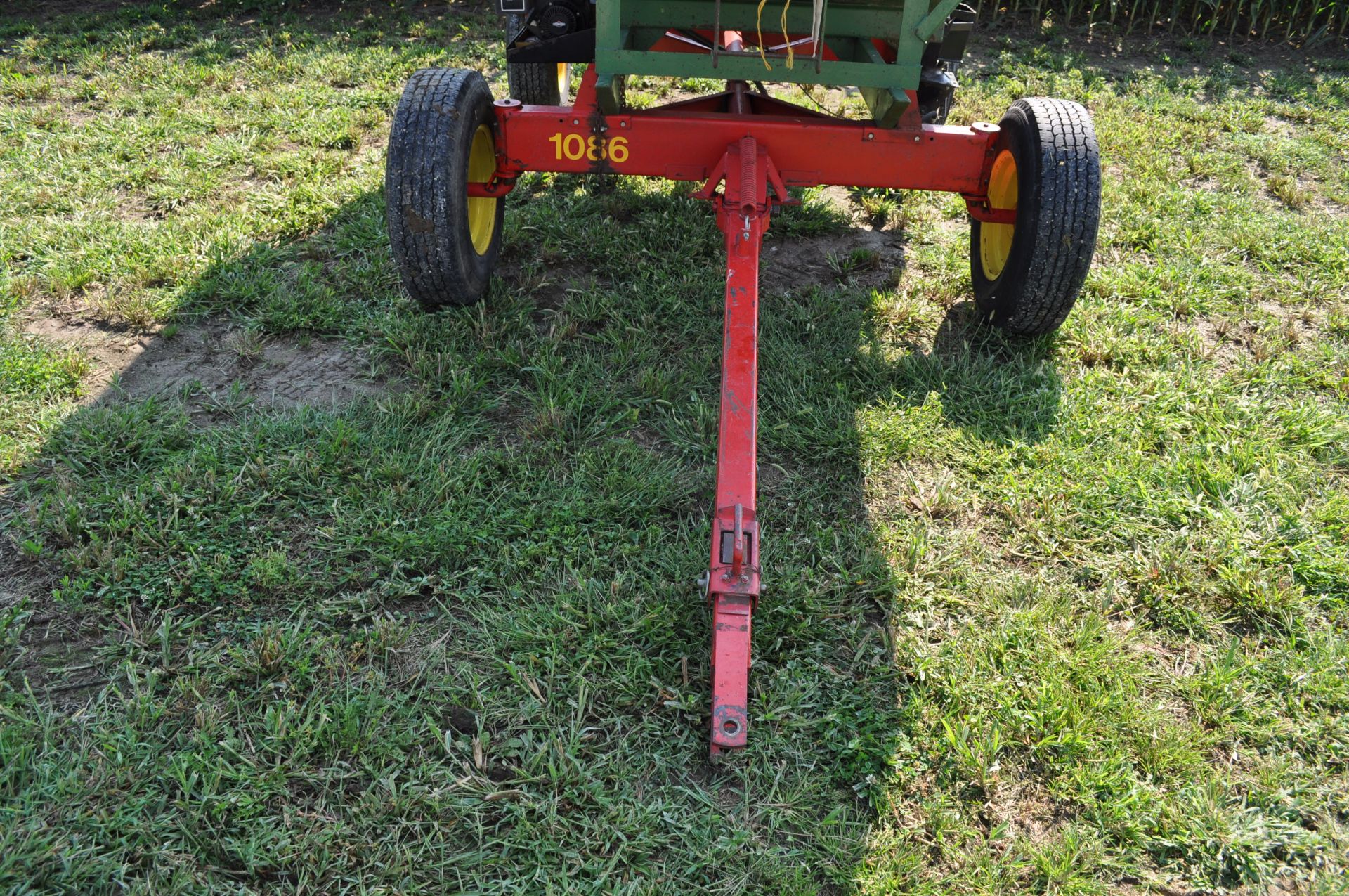 Parker 200 bu gravity seed wagon, 15’ J&M poly cup seed auger, Pequa 1086 gear, 16” tires - Image 11 of 15