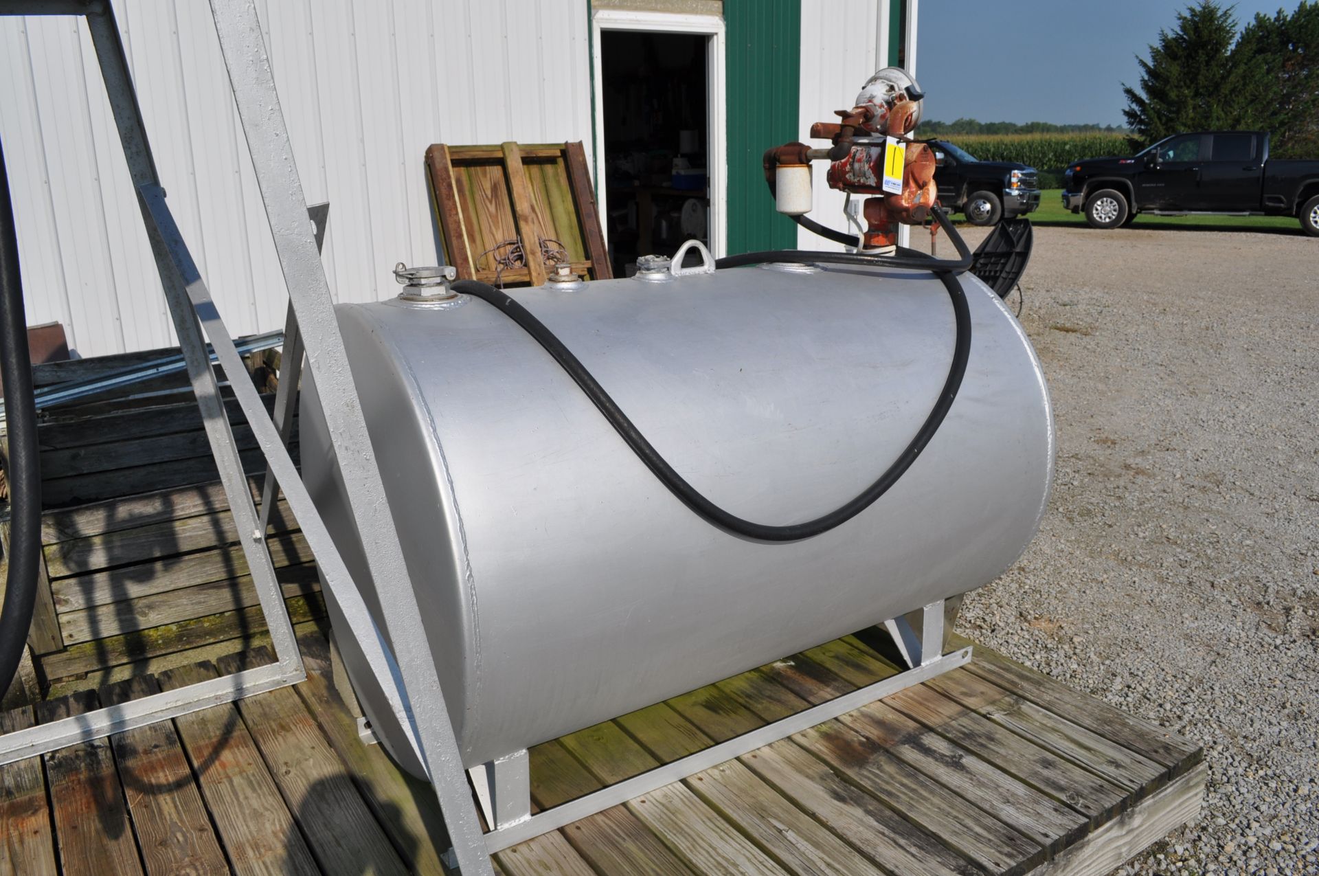 300 gal skid fuel tank w/ 110 volt pump - Image 3 of 3