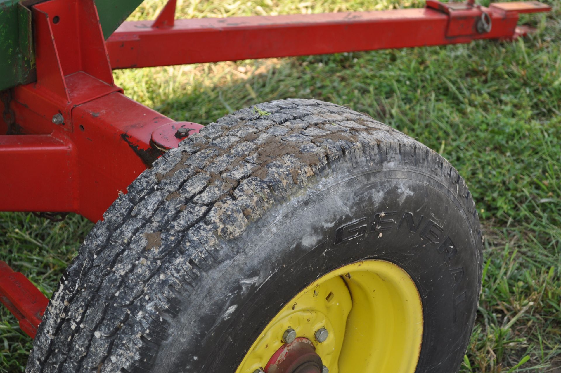 Parker 200 bu gravity seed wagon, 15’ J&M poly cup seed auger, Pequa 1086 gear, 16” tires - Image 8 of 15