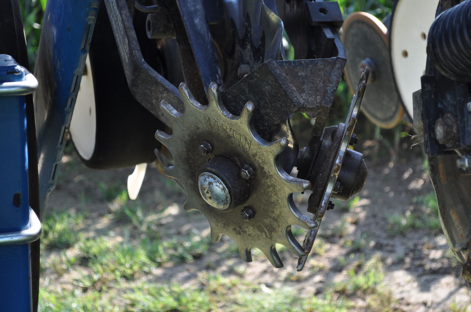 Kinze 3650 12/24 splitter planter, floating row cleaners on corn rows, no till coulters, box units - Image 19 of 20