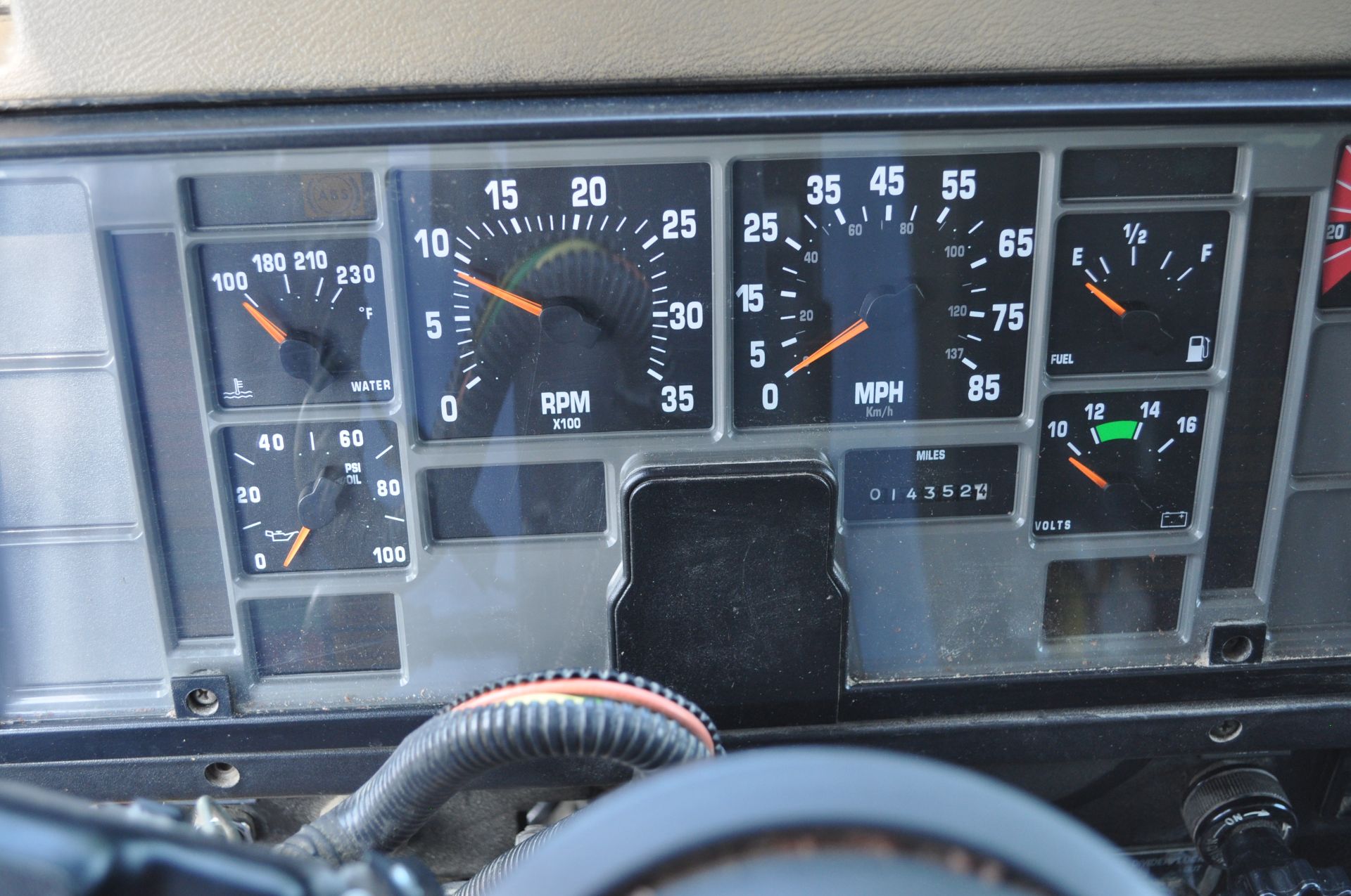 1994 International 8100 grain truck, Cummins L-10, 9 spd, 225” WB, tandem axle w/ steerable - Image 24 of 32