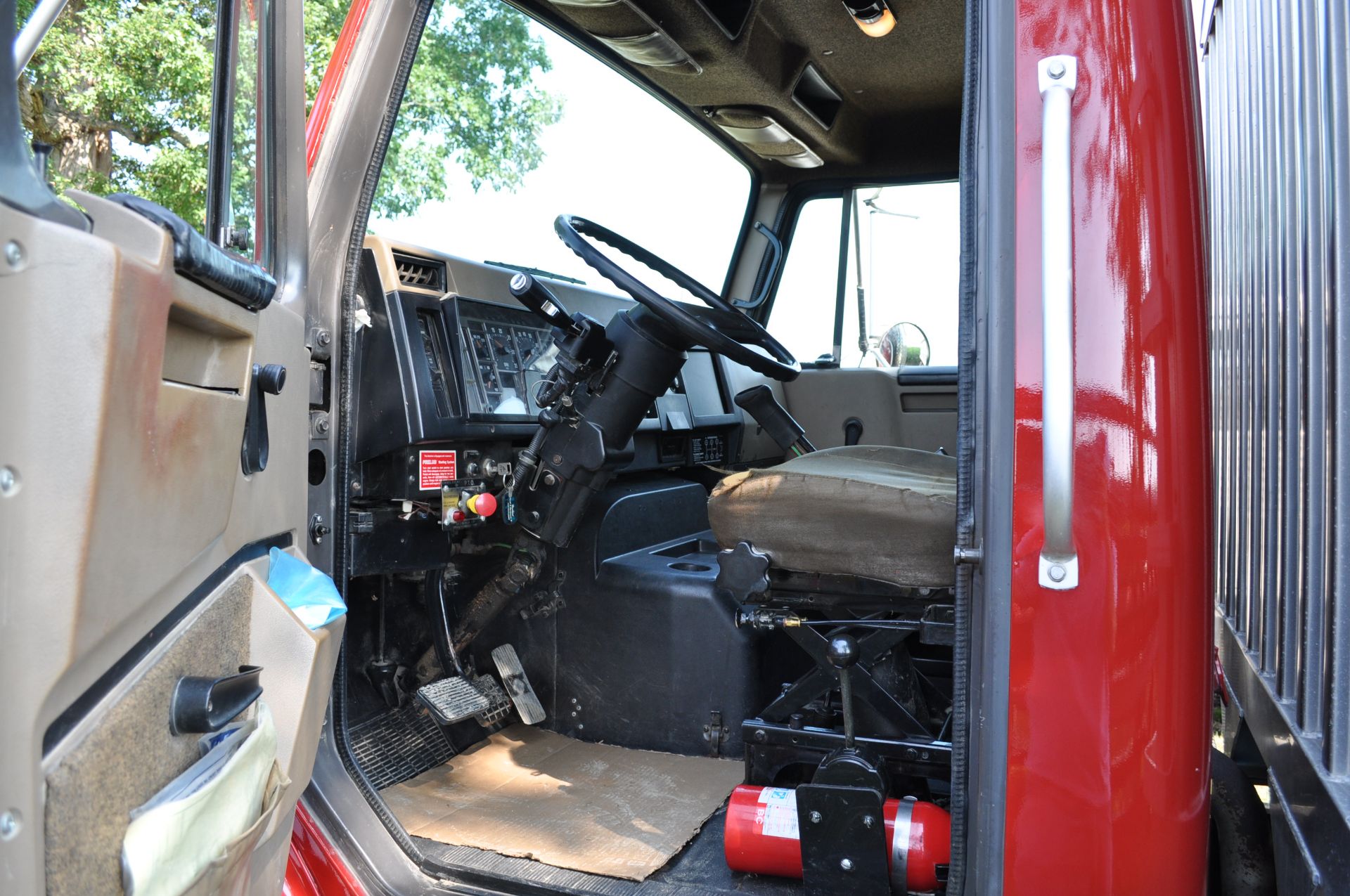 1994 International 8100 grain truck, Cummins L-10, 9 spd, 225” WB, tandem axle w/ steerable - Image 21 of 32